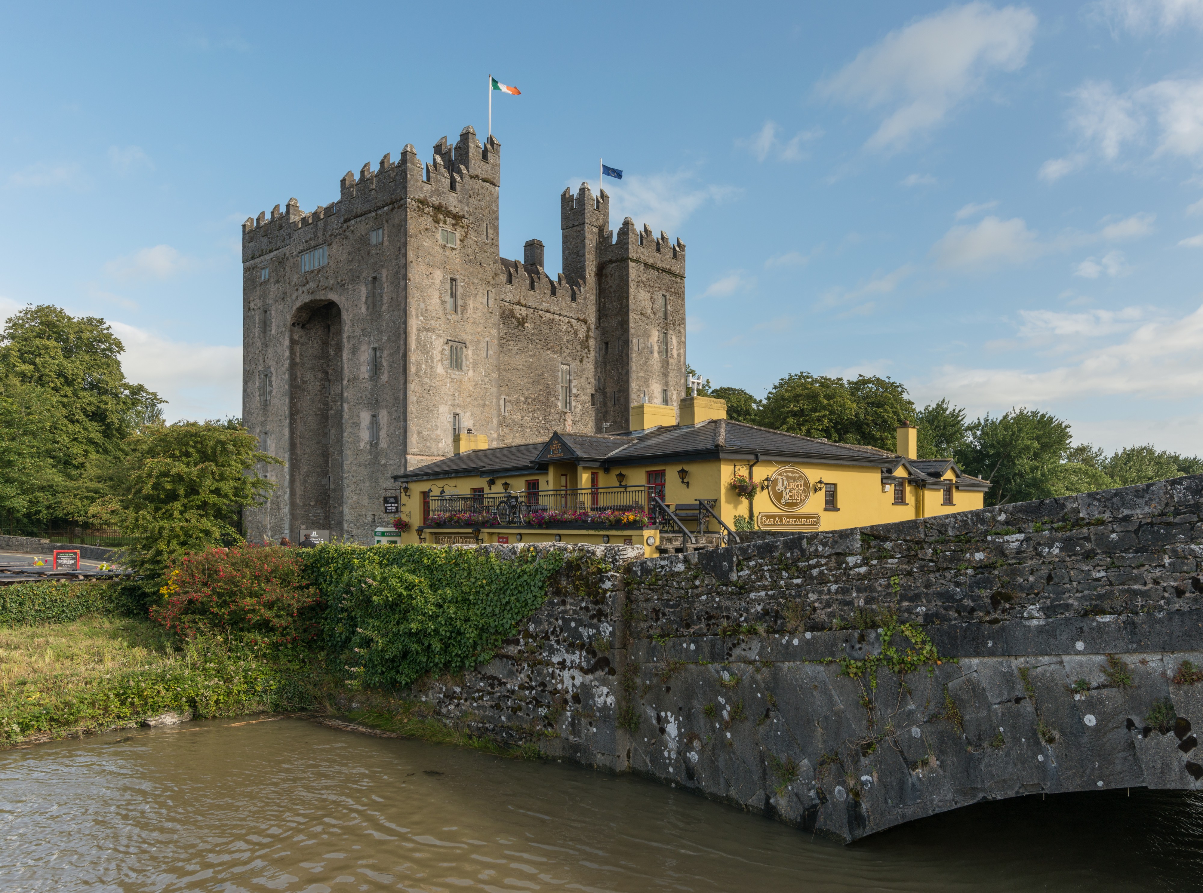 Bunratty Castle and Durty Nellys, Southeast view 20150803 1