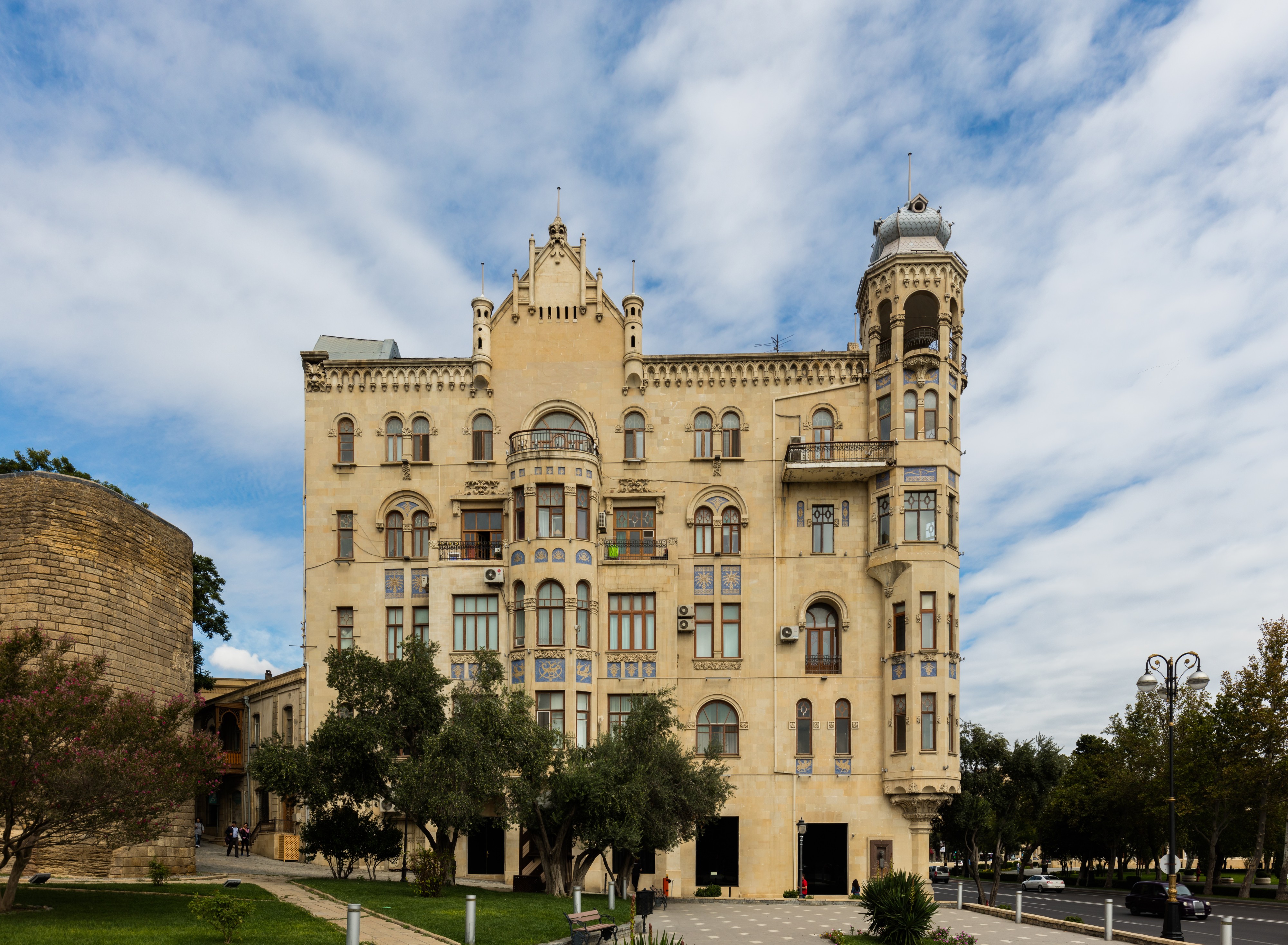 Edificio en Baku, Azerbaiyán, 2016-09-26, DD 07