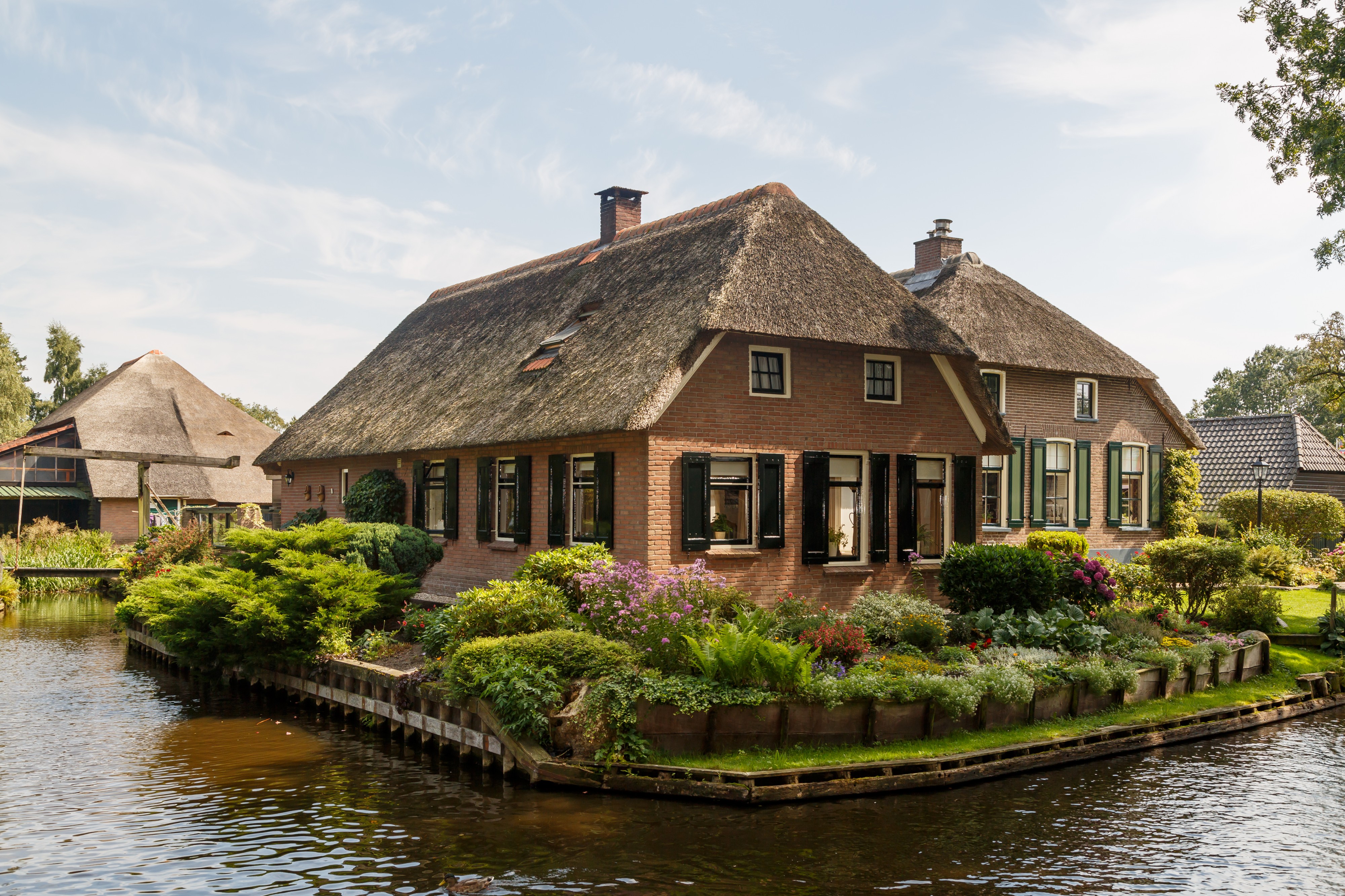 Giethoorn Netherlands Channels-and-houses-of-Giethoorn-04