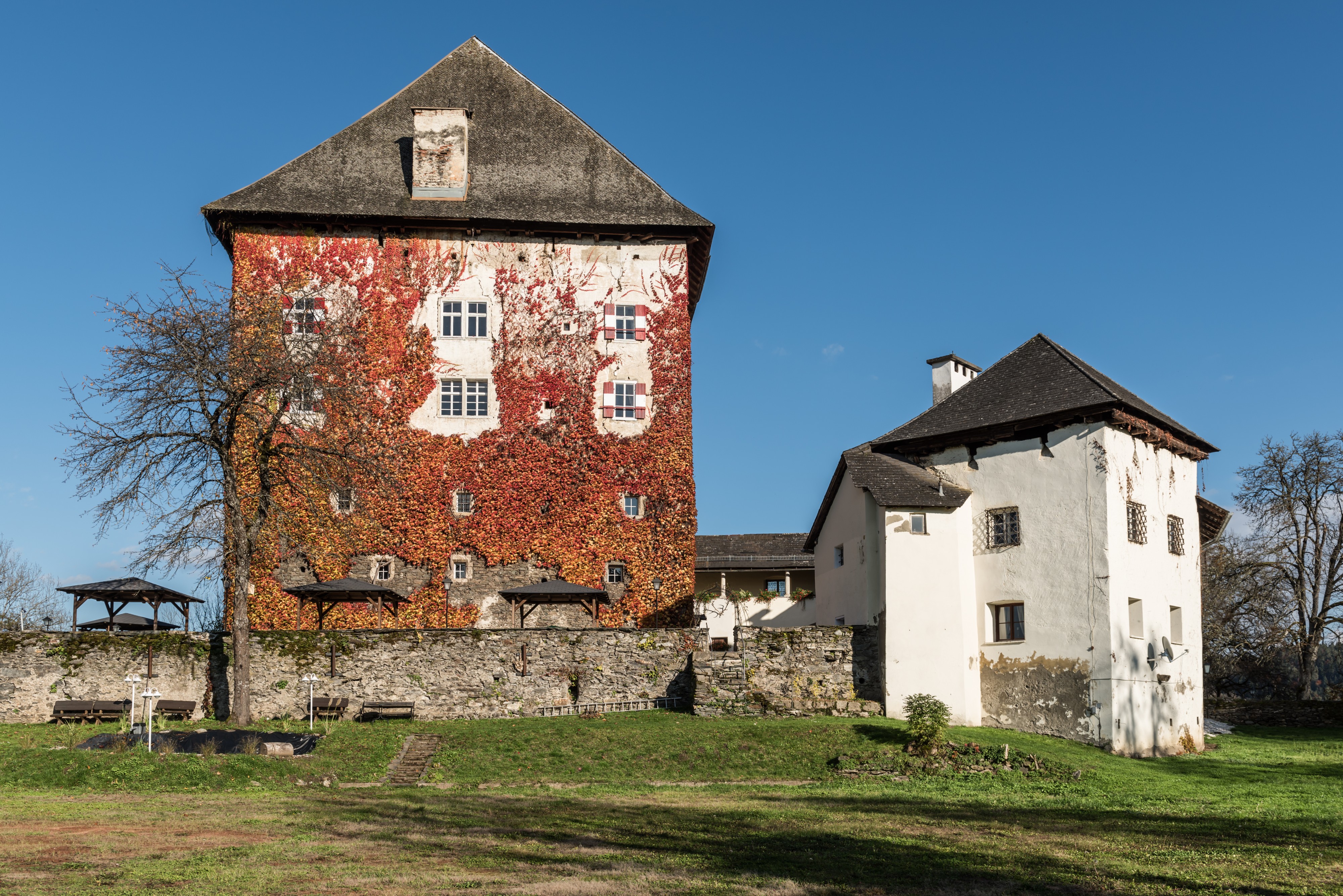 Moosburg Schloss 1 Schloss West-Ansicht 27102016 5155