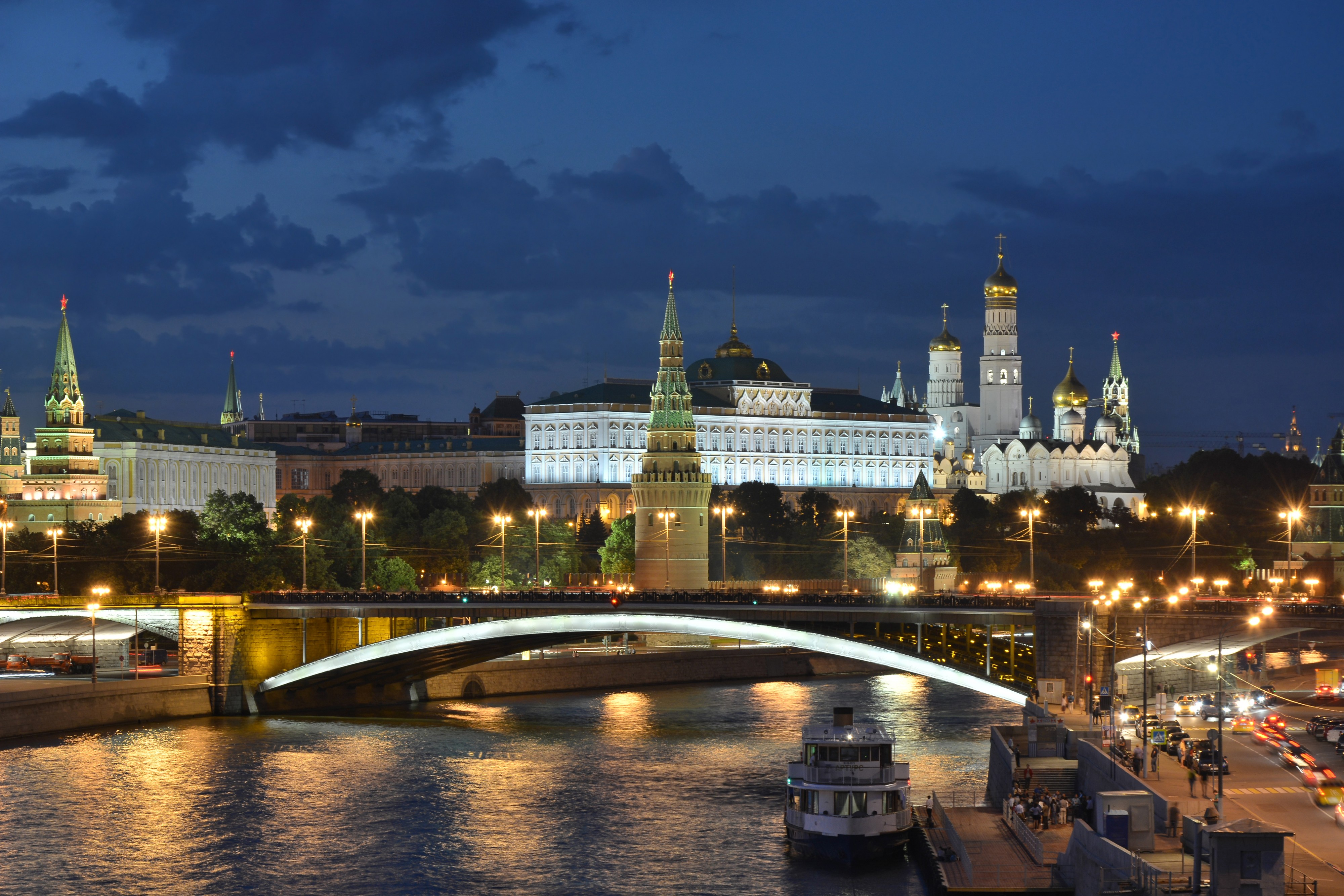 Moscow Kremlin and Bolshoy Kamenny Bridge late evening 01