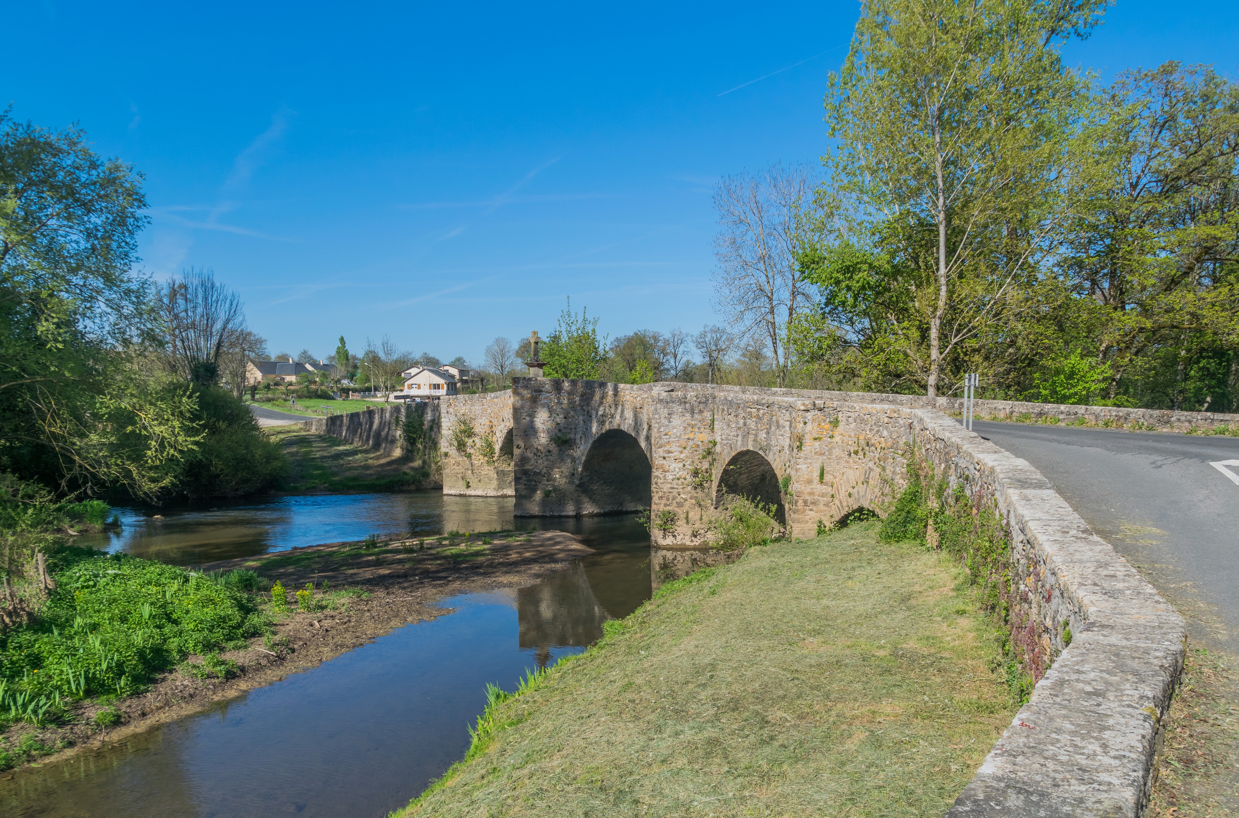 Old bridge upon Aveyron River in Montrozier 01