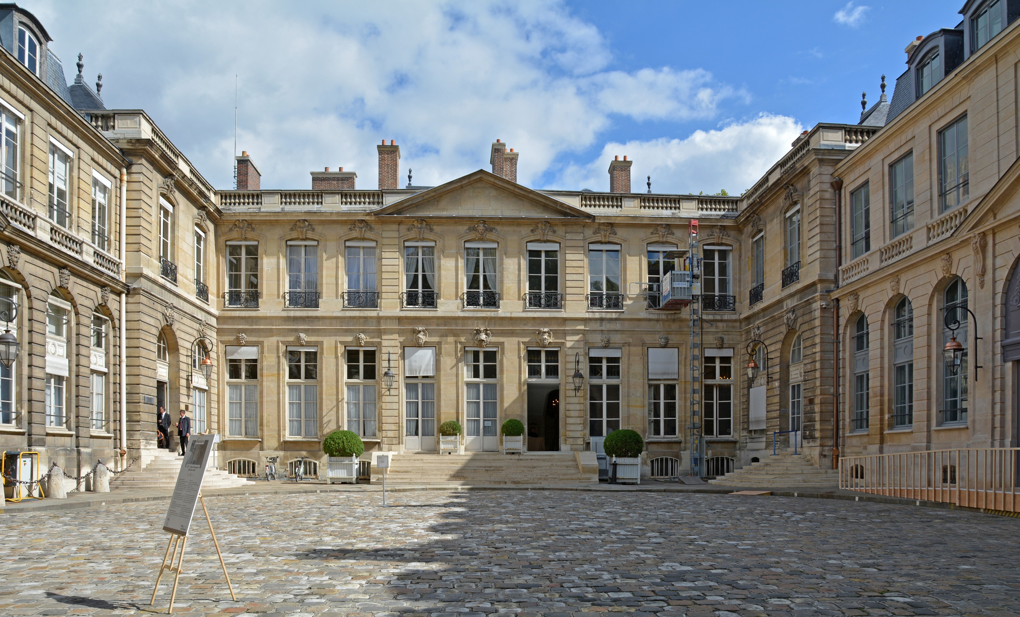 Paris-7-ardt-Hôtel-de-Roquelaure-DSC 0014