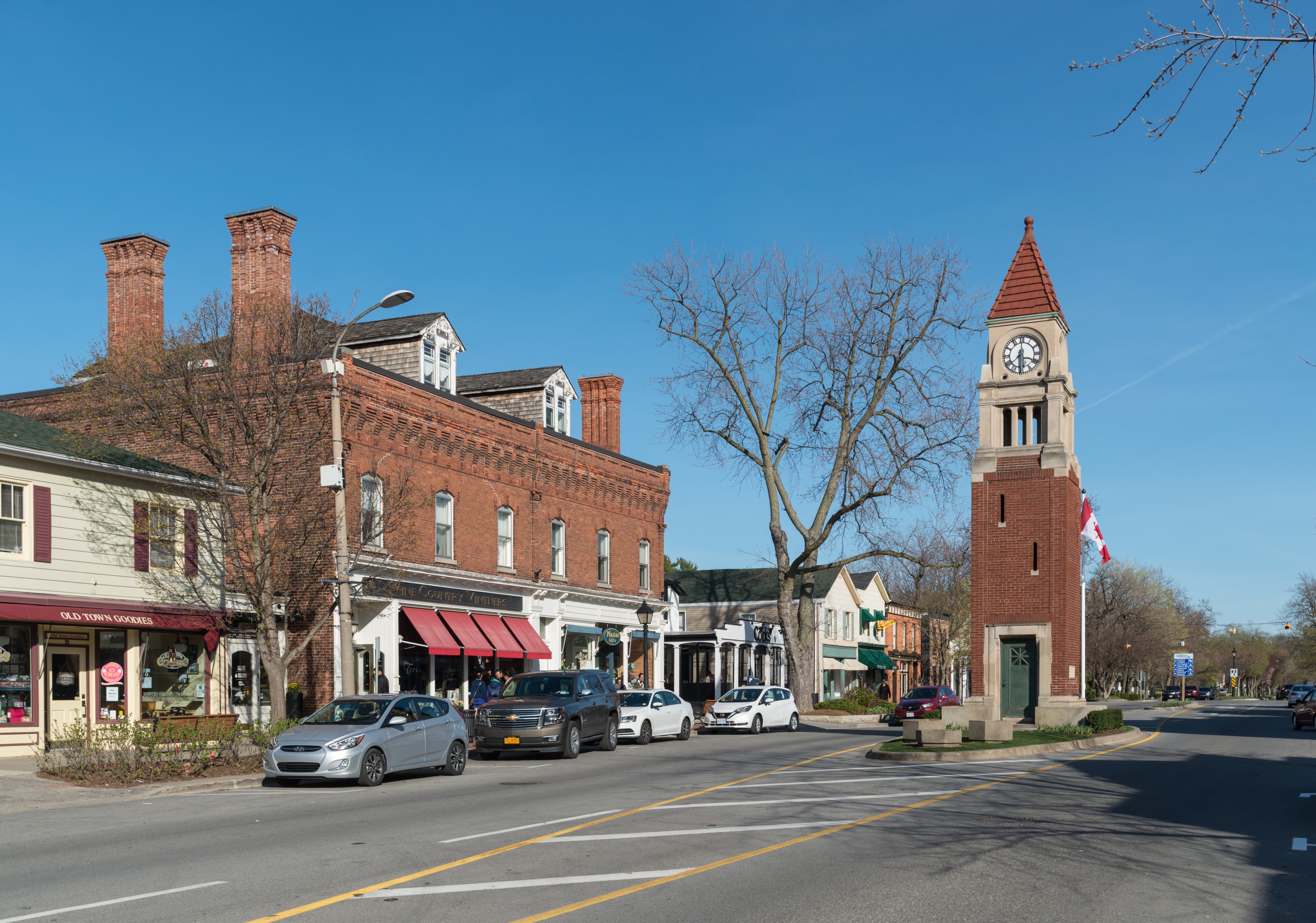 Queen St and Clock Tower, Niagara-on-the-Lake 20170418 1