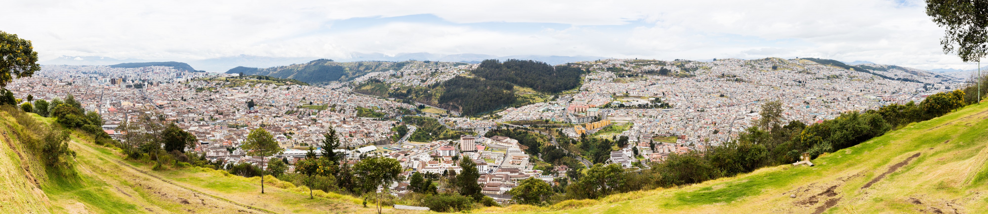 Vista de Quito desde El Panecillo, Ecuador, 2015-07-22, DD 25-29 PAN