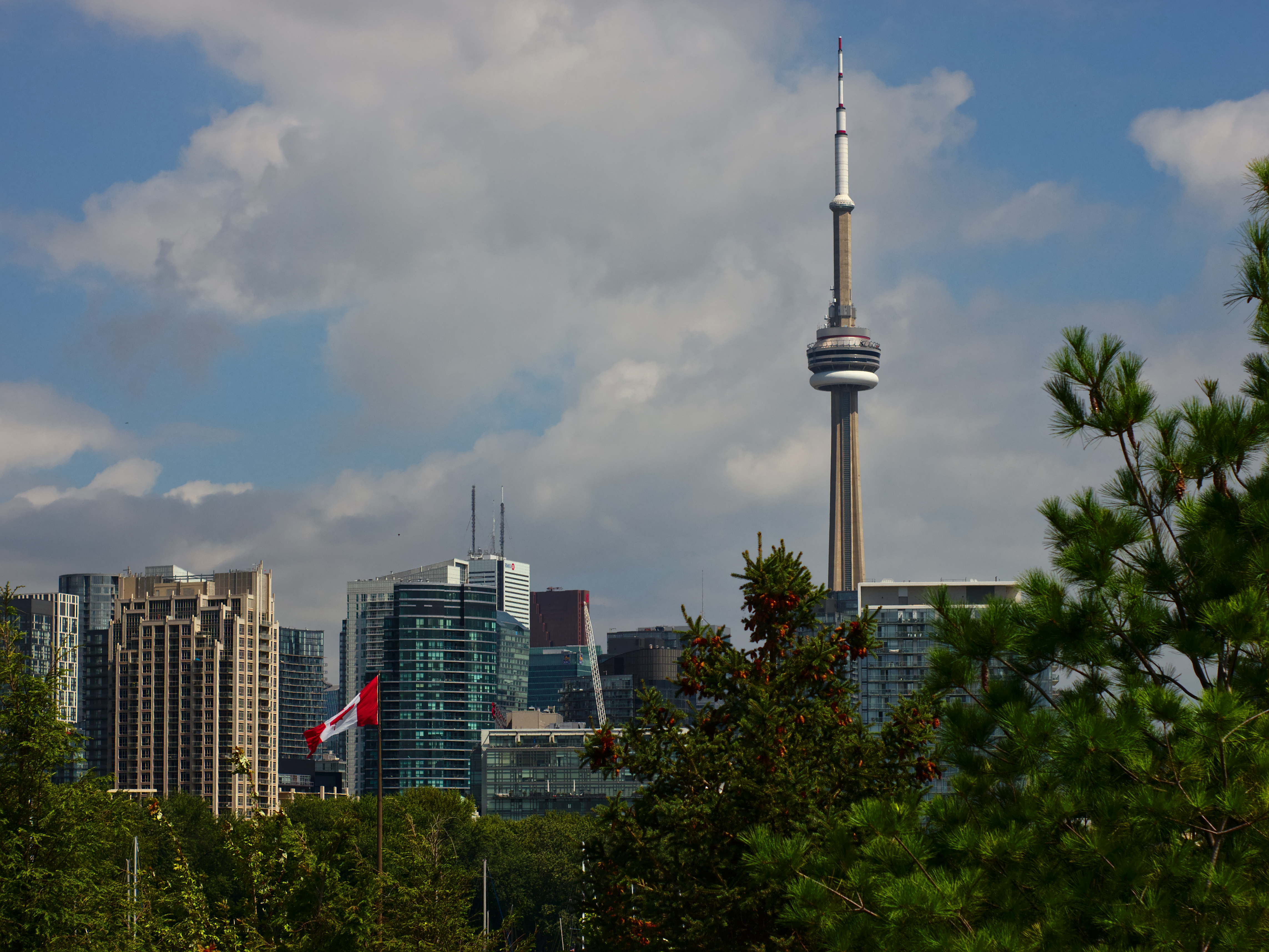Toronto-CN-tower-and-Canadian-flag-skyline