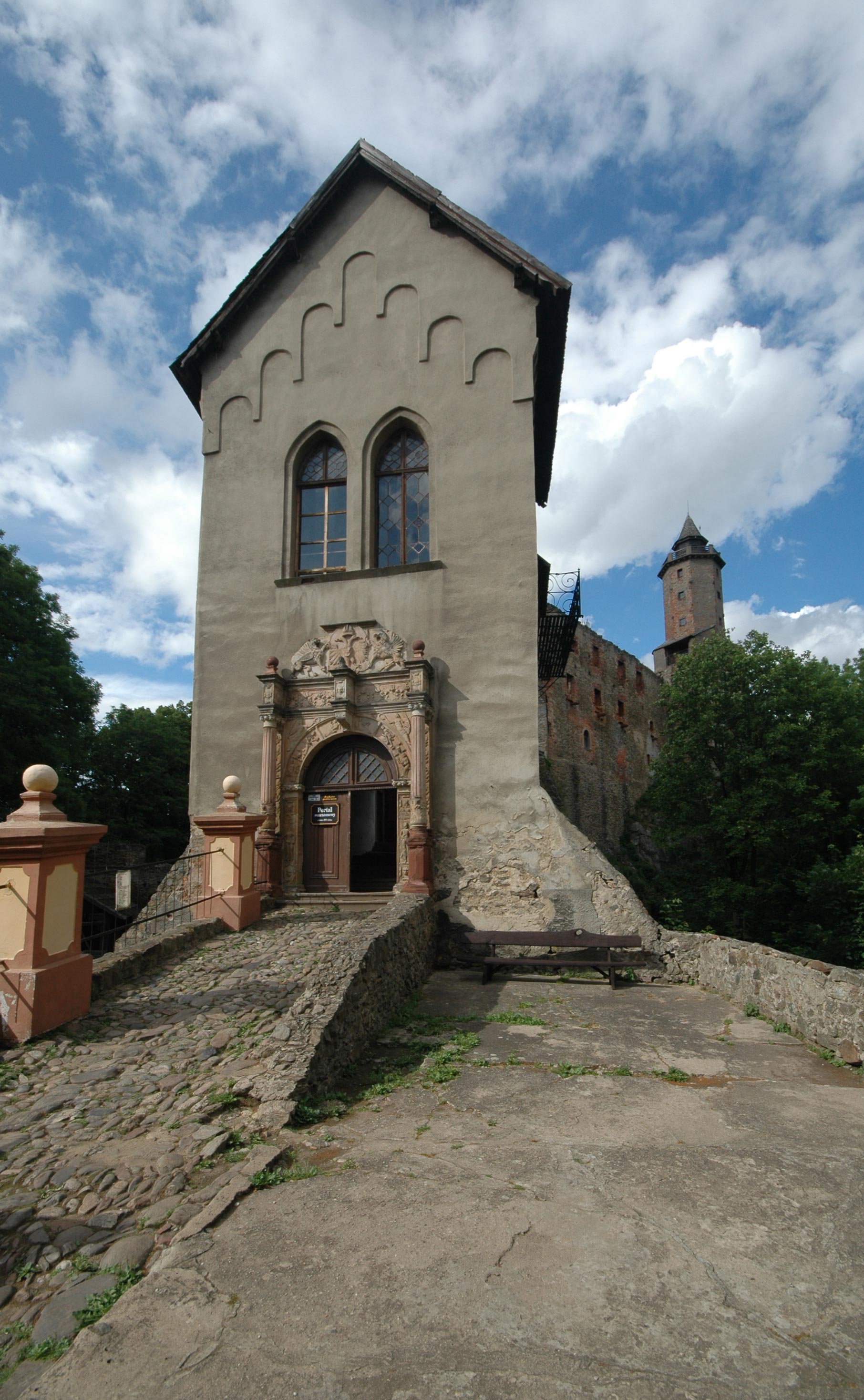 Zamek Grodno - brama wjazdowa na zamek górny - ZJ001