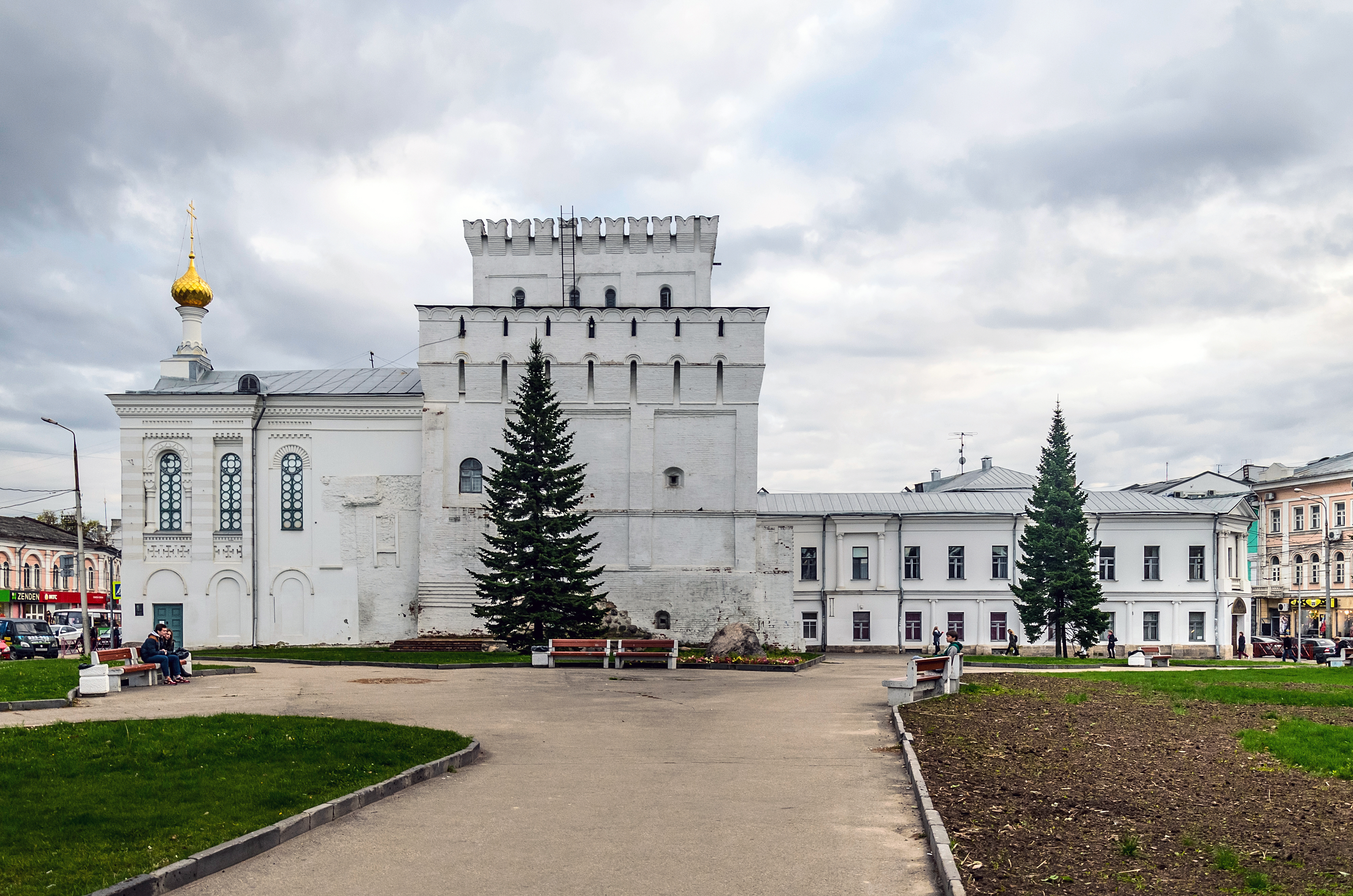 Znamenskaya Tower in Yaroslavl 01