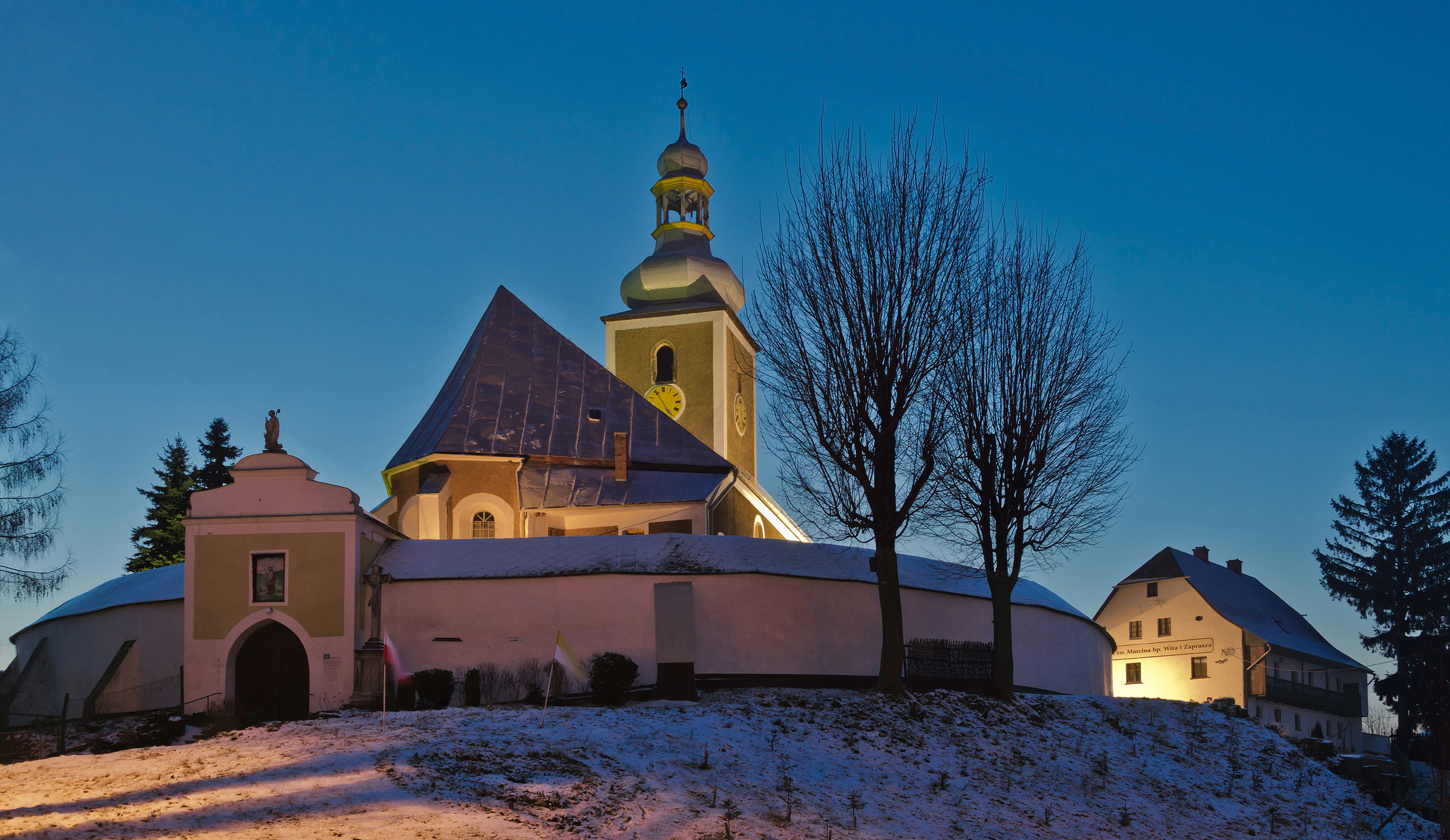 2014 Żelazno, kościół św. Marcina o zmierzchu