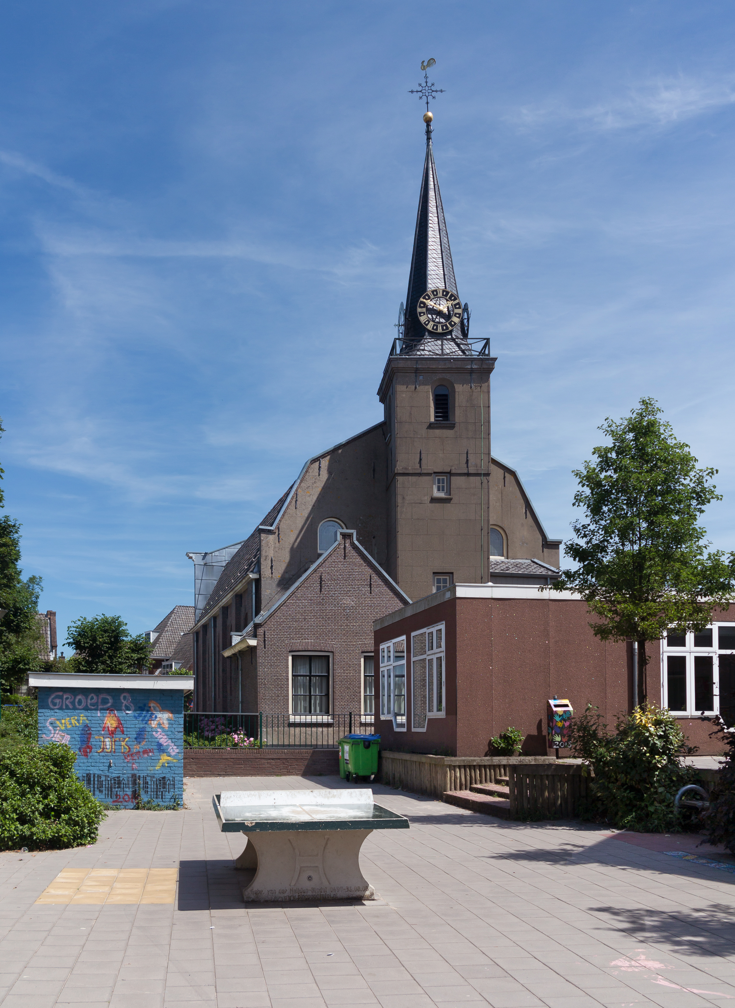 Baambrugge, de Nederlands Hervormde kerk RM7002 met de Ichtus basisschool op de voorgrond foto62017-07-09 13.46