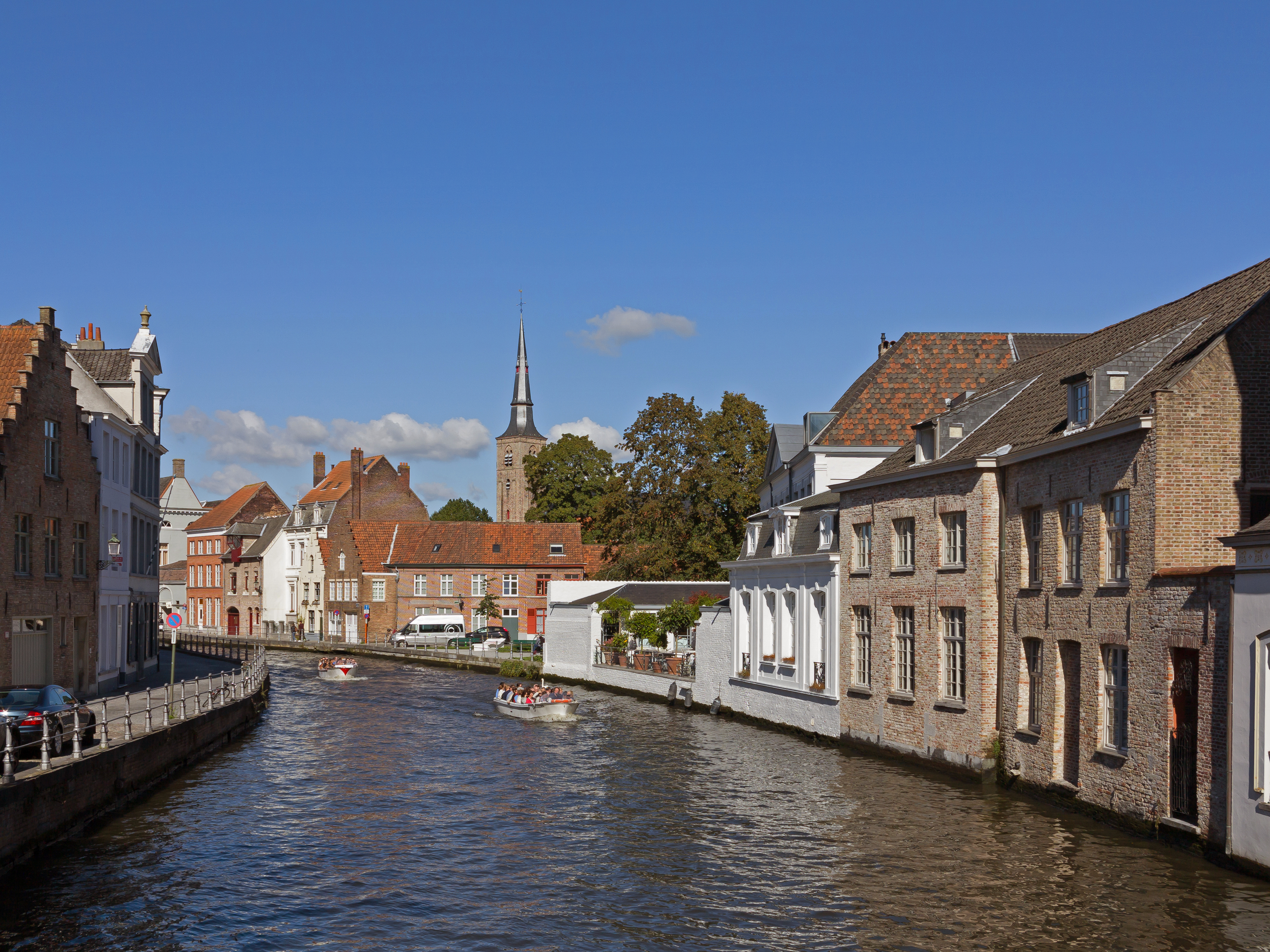 Brugge, straatzicht vanaf de brug bij Hoogstraat-Verversdijk met de Sint Annakerk (oeg83424) op de achtergrond foto5 2015-07-29 13.41