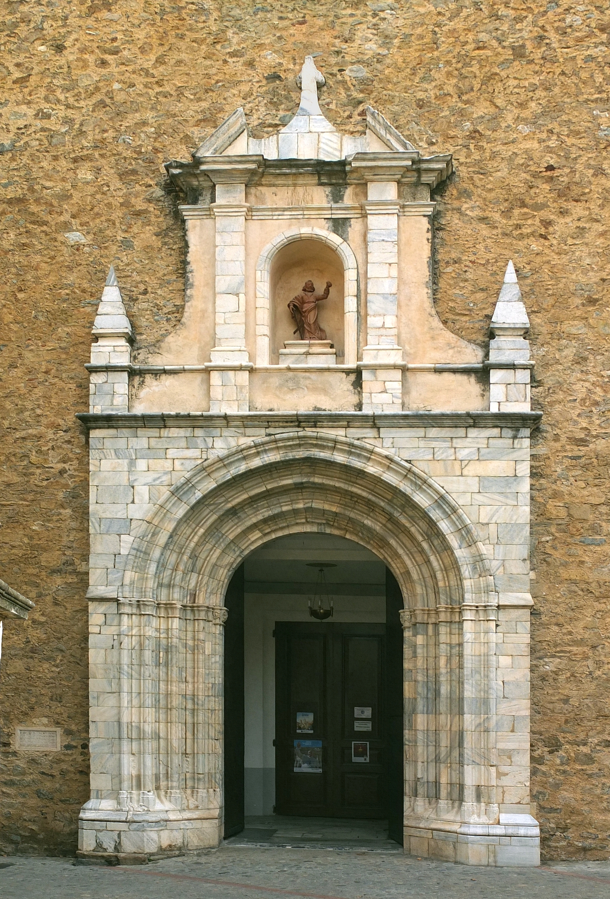 Céret Église Saint-Pierre portail