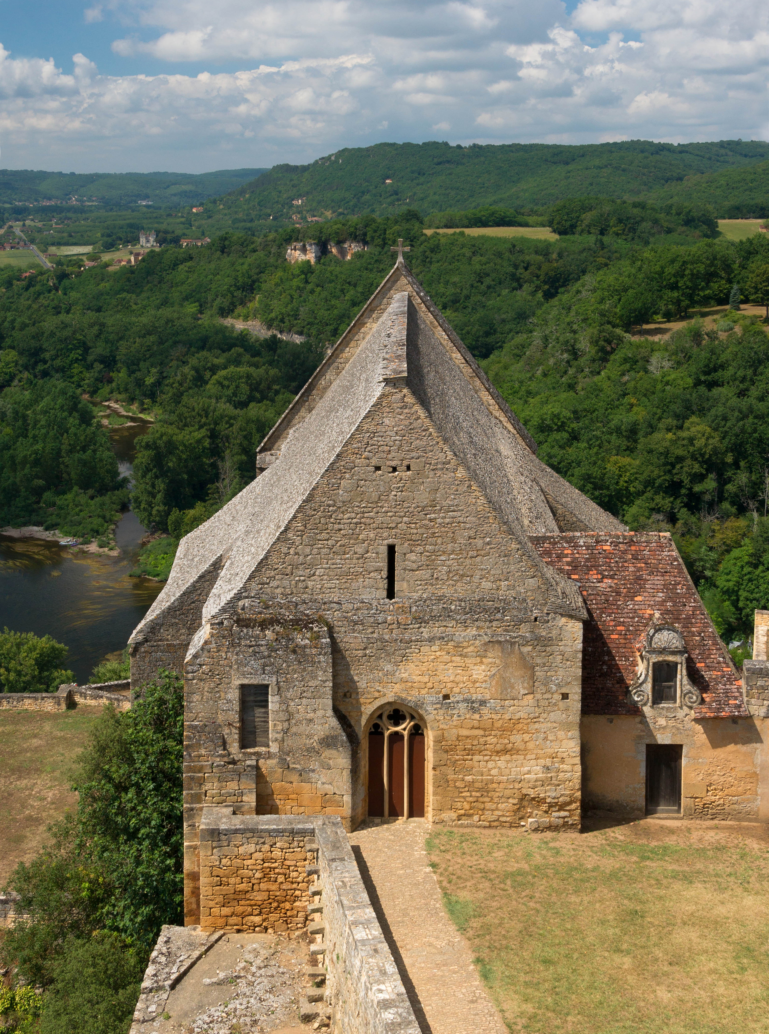 Chapelle vue depuis le Château de Beynac Dordogne 21