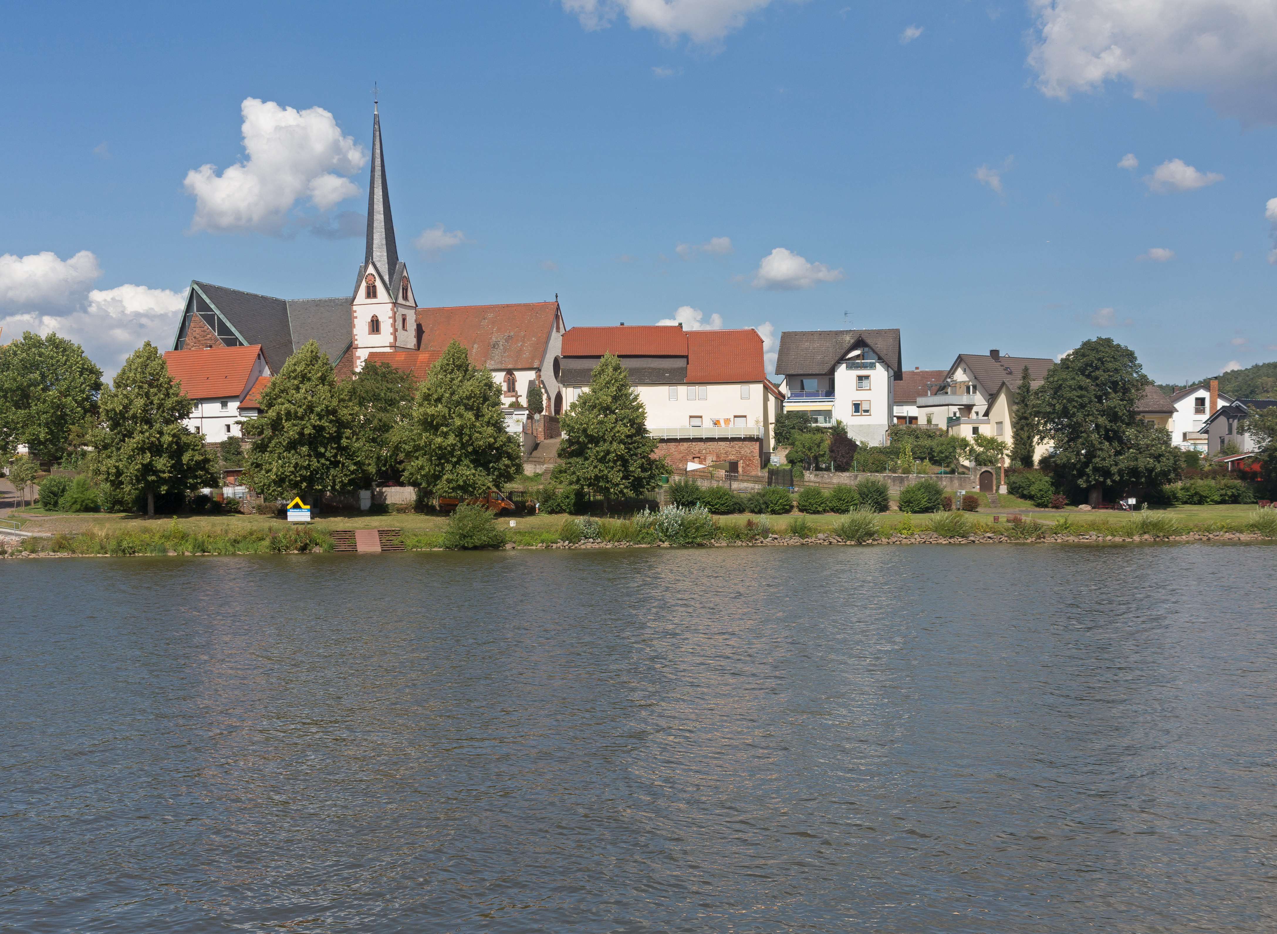 Erlenbach am Main, stadszicht vanaf Wörth met die katholische Pfarrkirche Sankt Peter und Paul DmD-6-76-122-1 foto5 2016-08-08 15.39