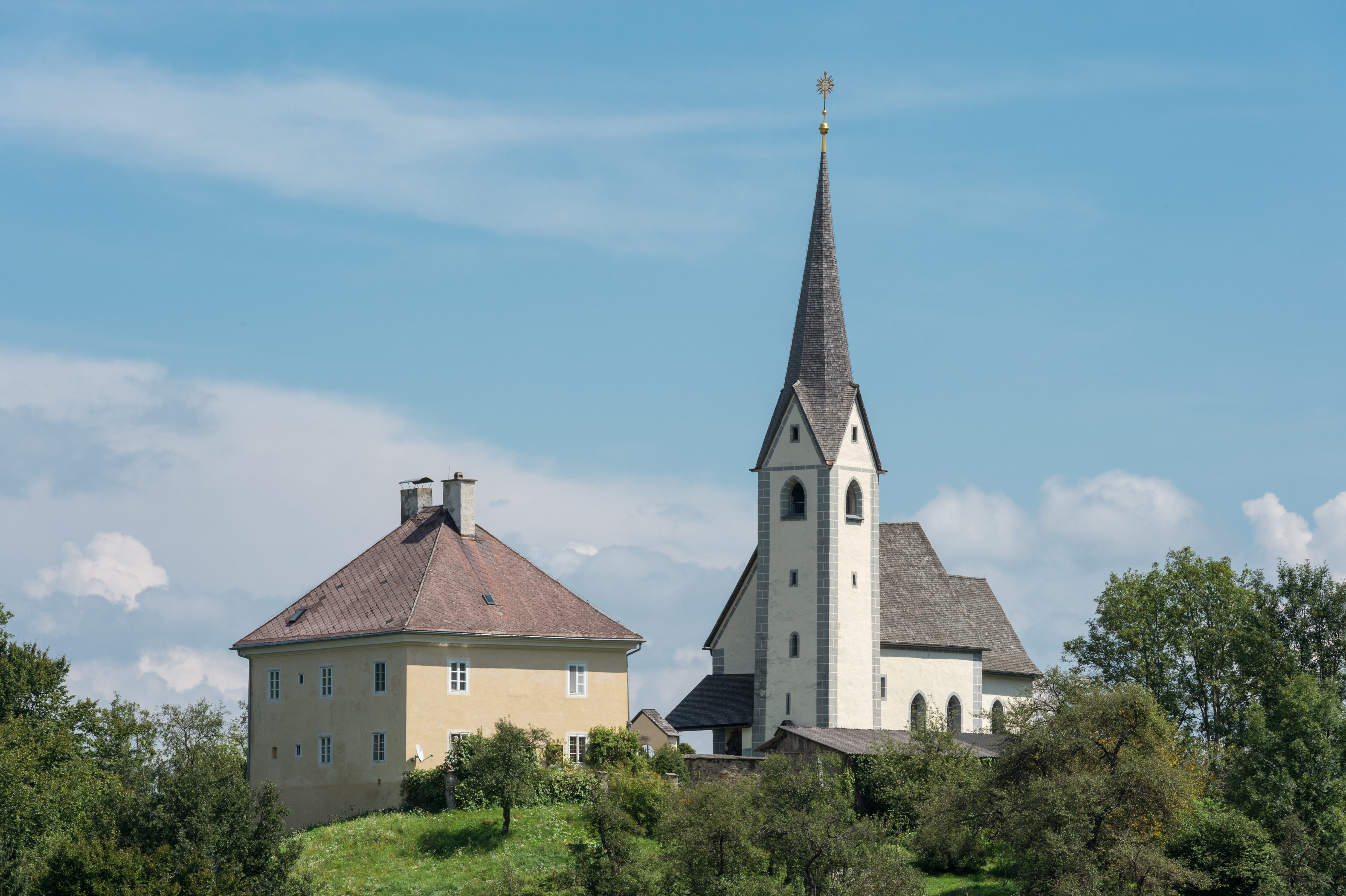 Glanegg St Gandolf Pfarrhof und Pfarrkirche hl Gandolf 16082015 1432