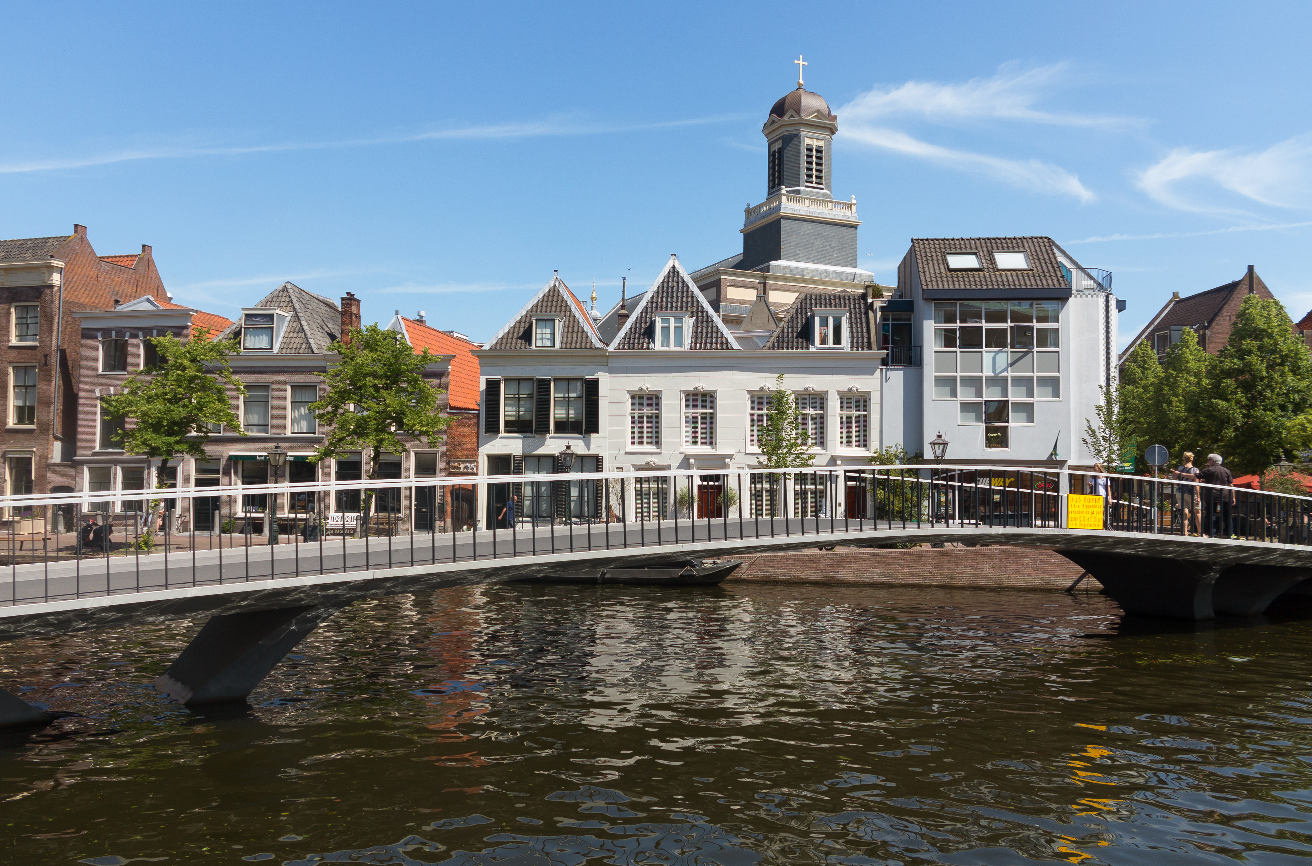 Leiden, de Waaghoofdbrug met de toren van de Hartebrugkerk RM24717 foto5 2017-06-11 11.54
