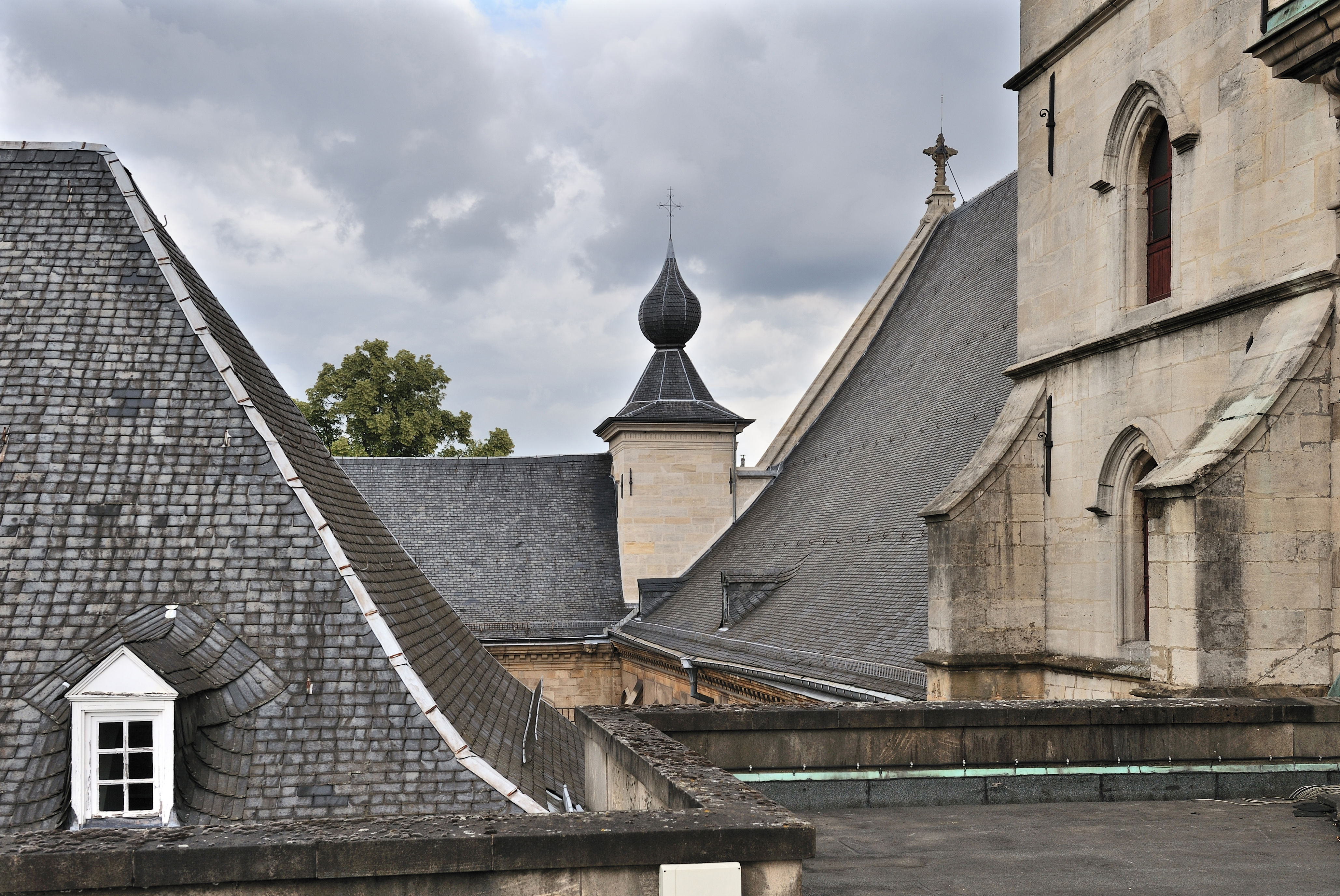 Luxembourg Notre-Dame Cathedral roof 01