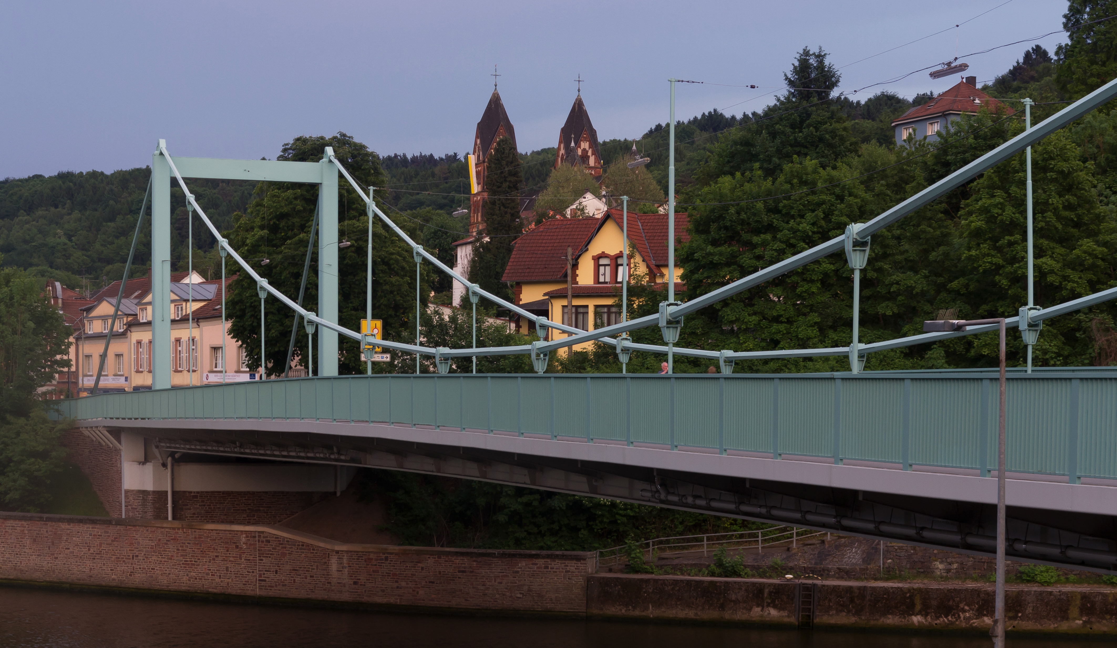 Mettlach, brug over de Saar met Kirche Sankt Lutwinus Dm op de achtergrond foto7 2017-05-28 21.28