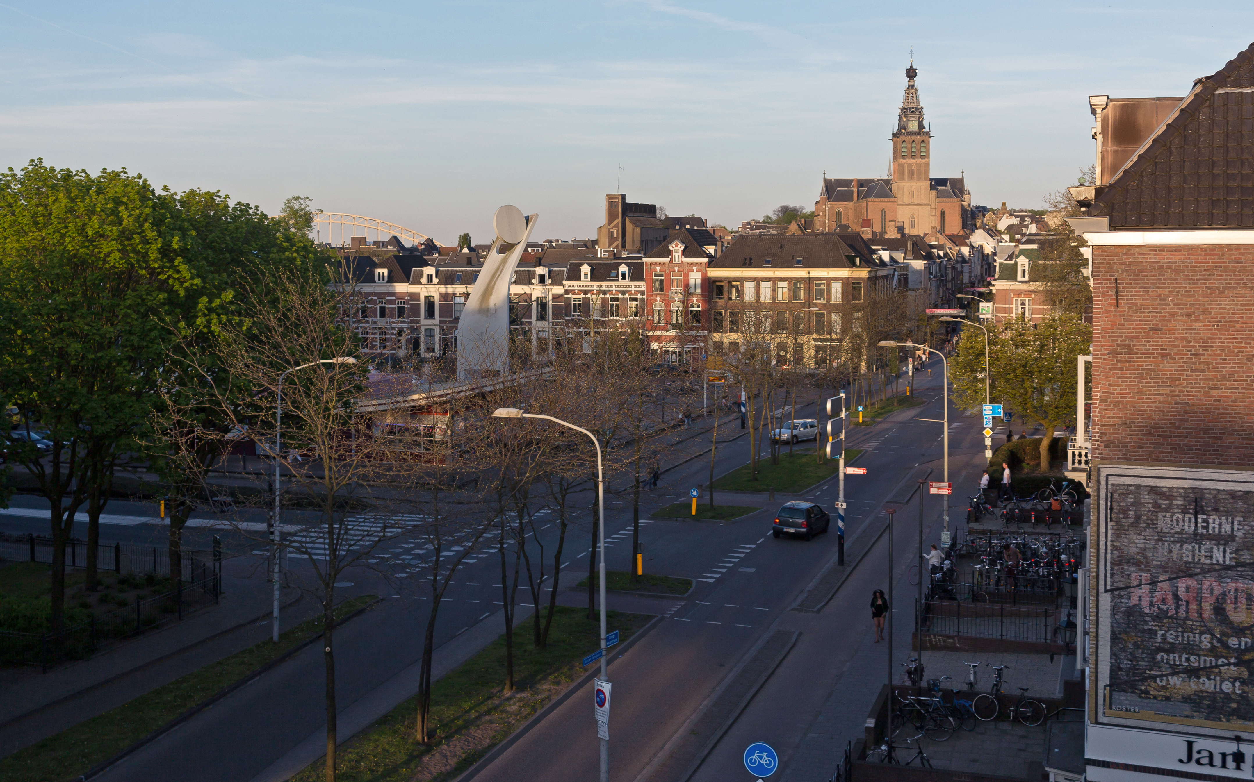 Nijmegen, de Stevenskerk (RM31181) en de Waalbrug (RM523067) vanaf de spoorbrug foto5 2016-05-05 20.08