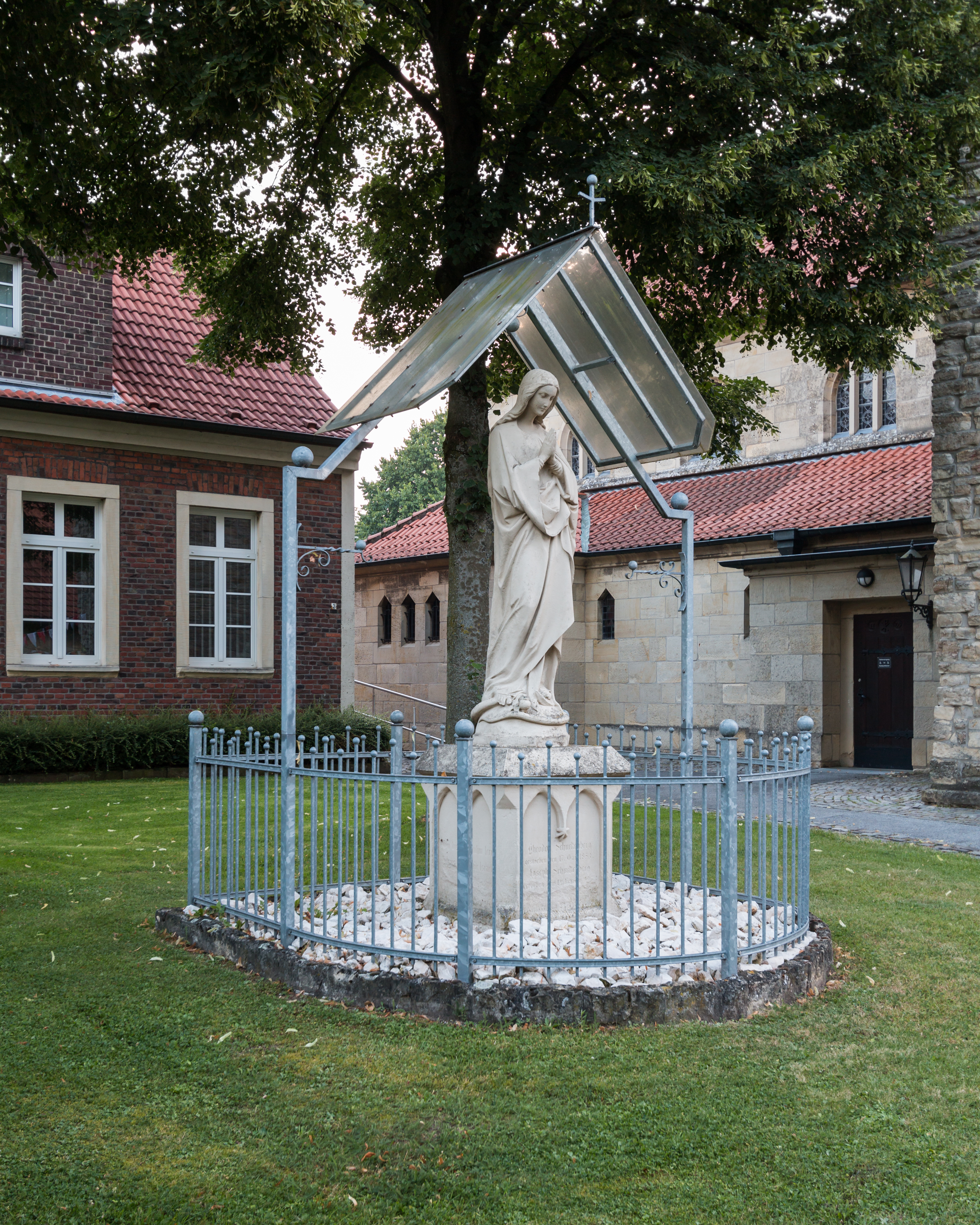 Nottuln, Schapdetten, Marienfigur an der St.-Bonifatius-Kirche -- 2016 -- 3858