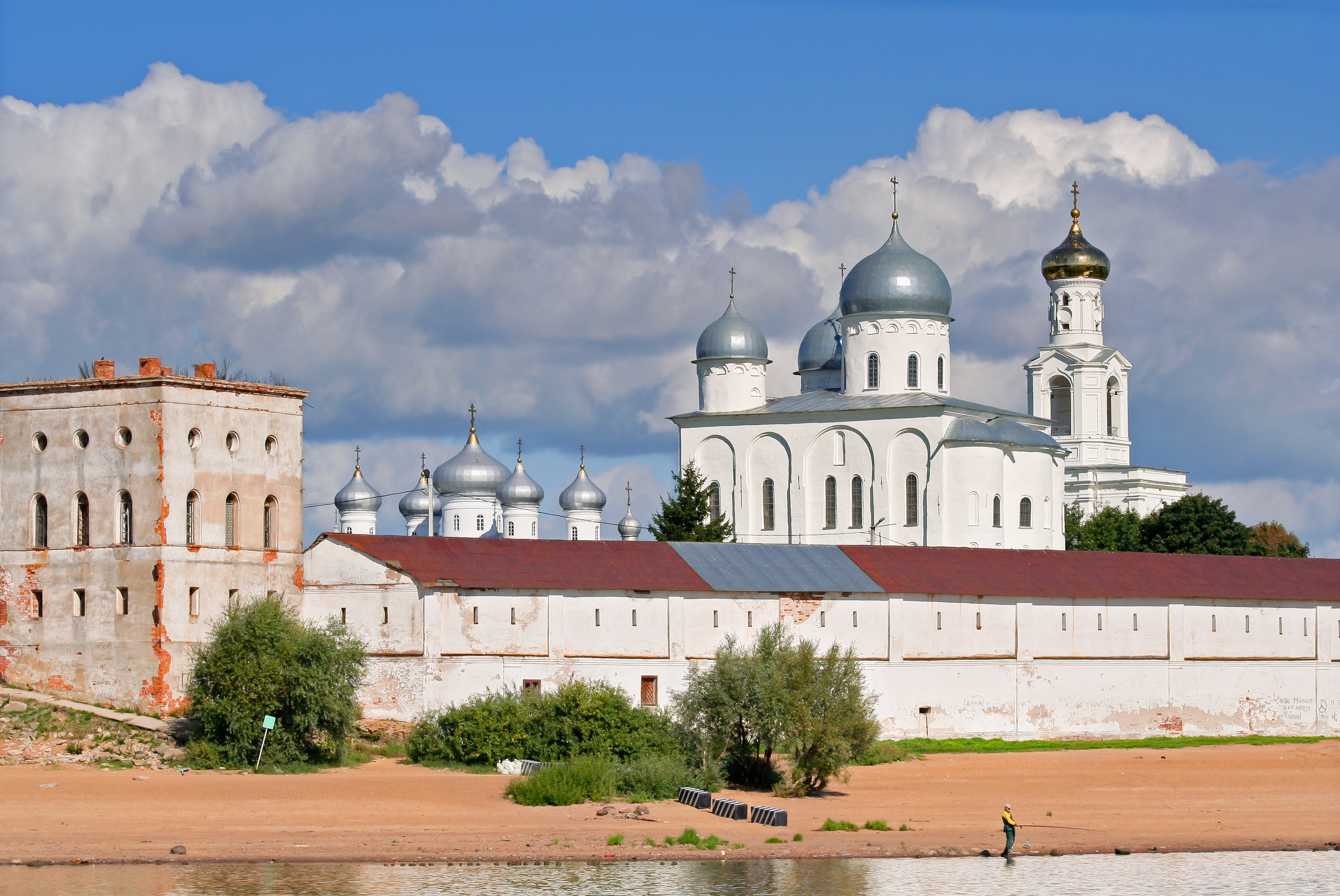 Novgorod - View on Yuriev Monastery from Volkhov 02