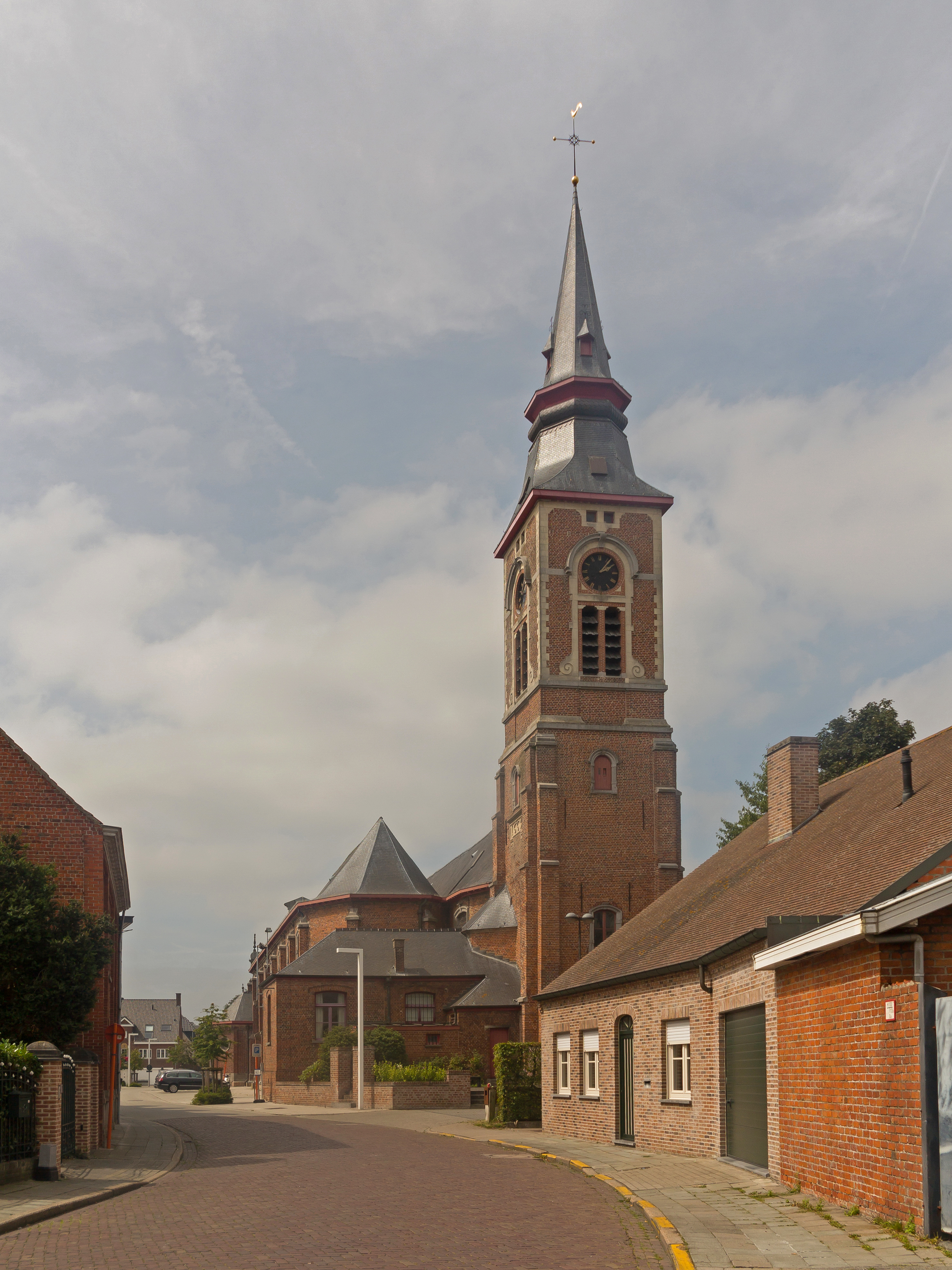 Oedelem, de Sint Lambertuskerk oeg89281 in straatzicht foto8 2015-08-10 14.03