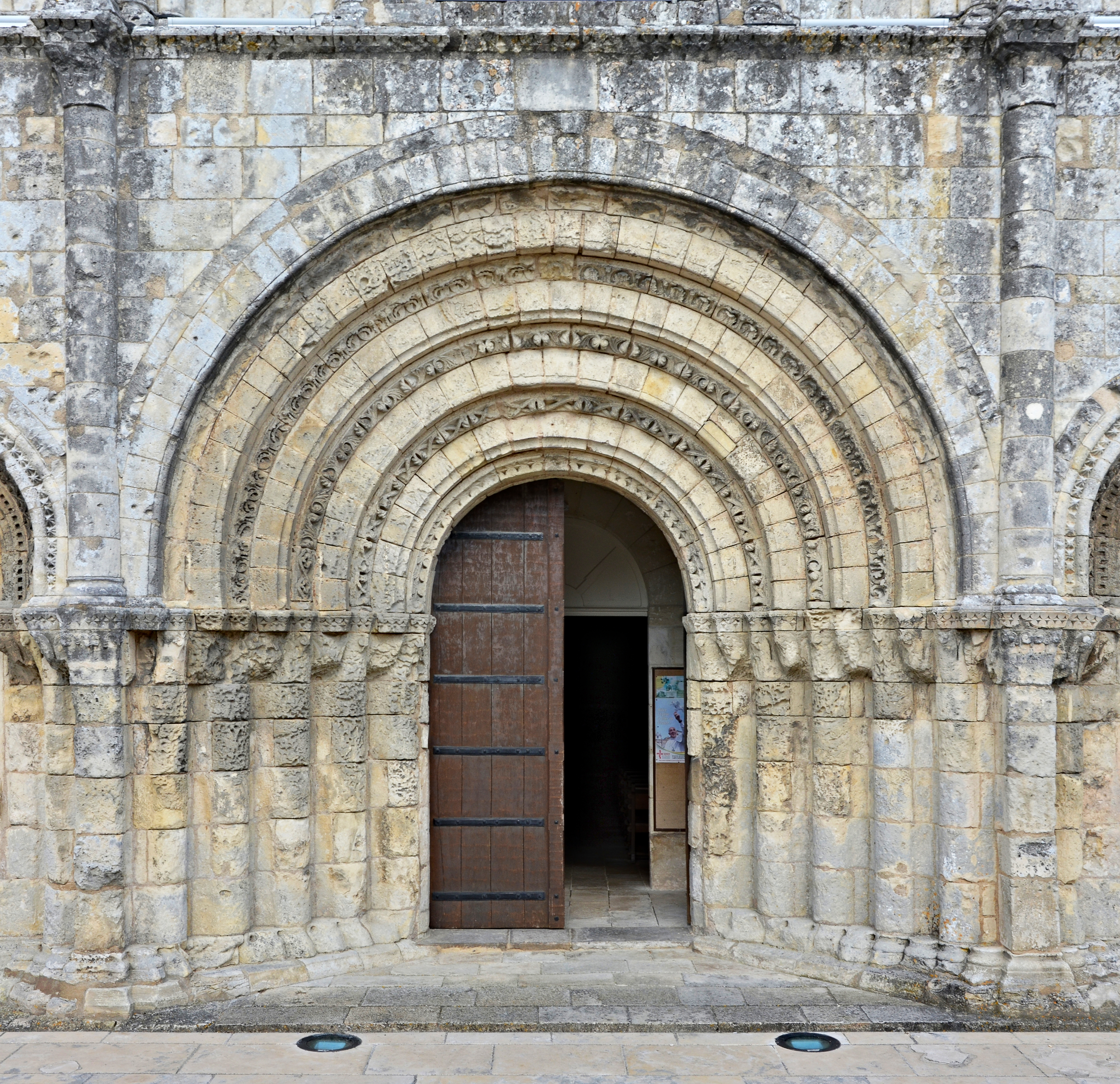 Pons 17 Église portail 2014