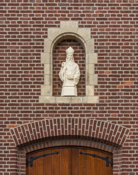 Beeld boven ingang Sint Nicolaaskerk in Broekhuizen (Horst aan de Maas) in provincie Limburg in Nederland 02