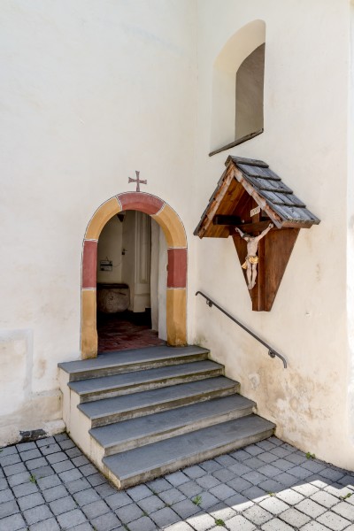 Hohenthurn Goeriach Pfarrkirche Mariae Namen Portal und Wand-Kruzifix 16052017 8487
