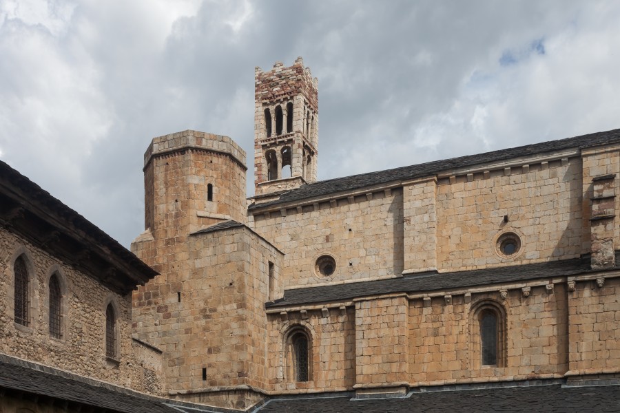 Vista da Catedral de La Seu d'Urgell desde o claustro