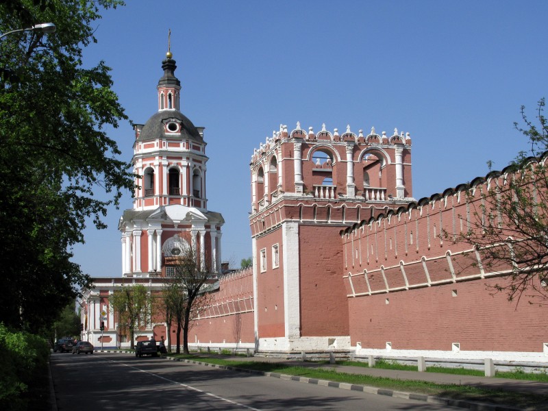 Walls and towers of Donskoy Monastery 05
