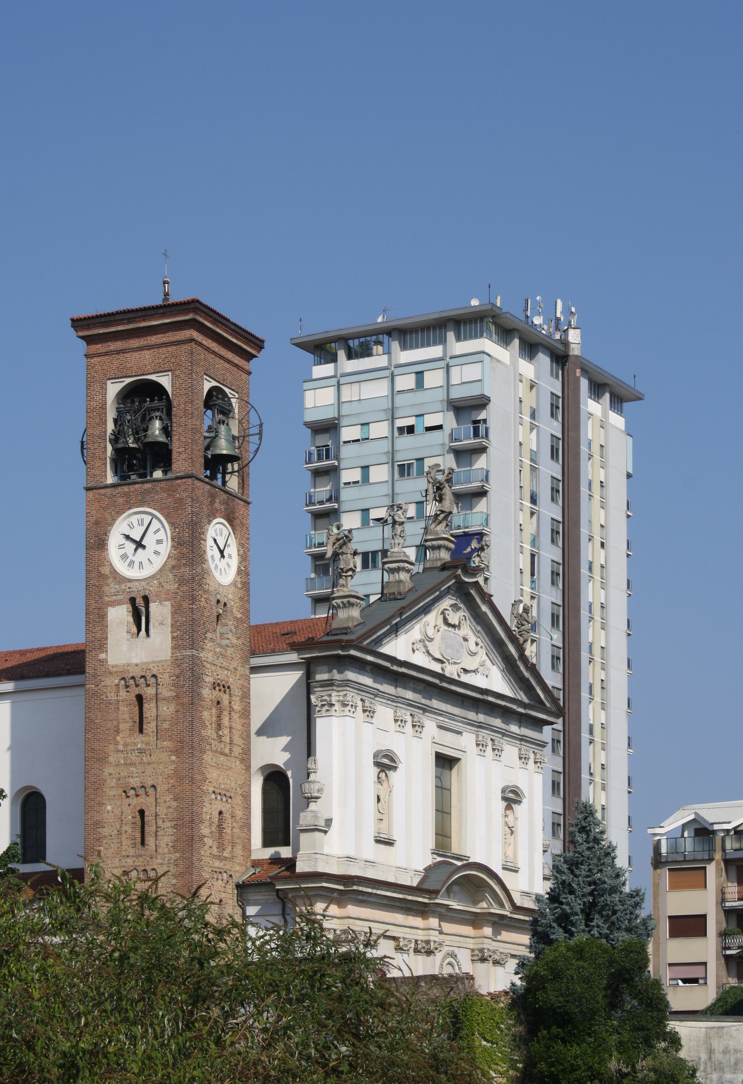 San Michele e grattacielo a Busto Arsizio