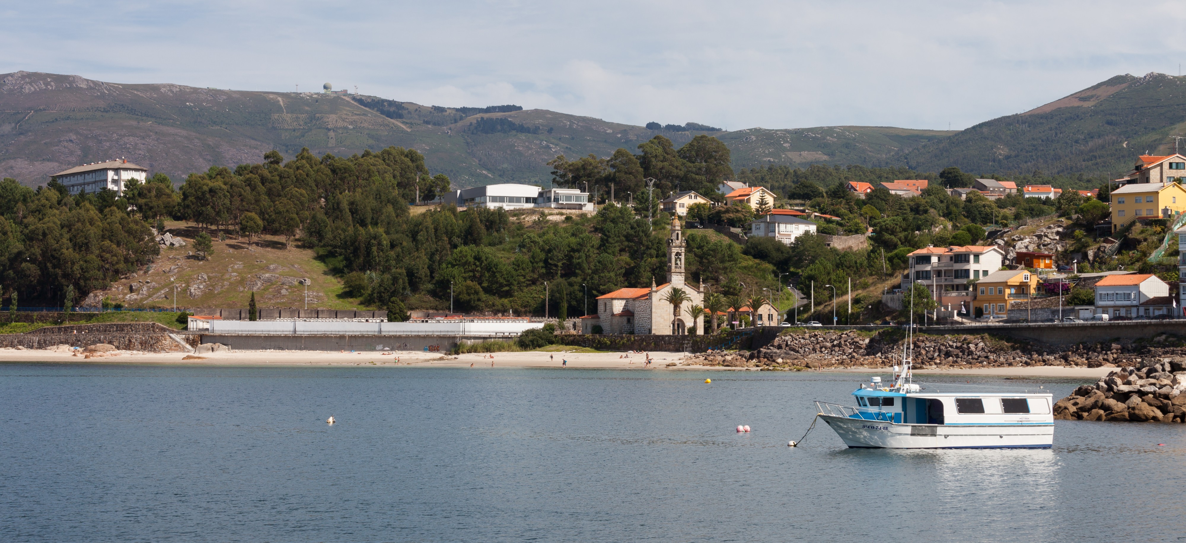 2014 Vista de Porto do Son. Barco igrexa e cemiterio de San Vicente de Noal. Porto do Son. Galiza-P09