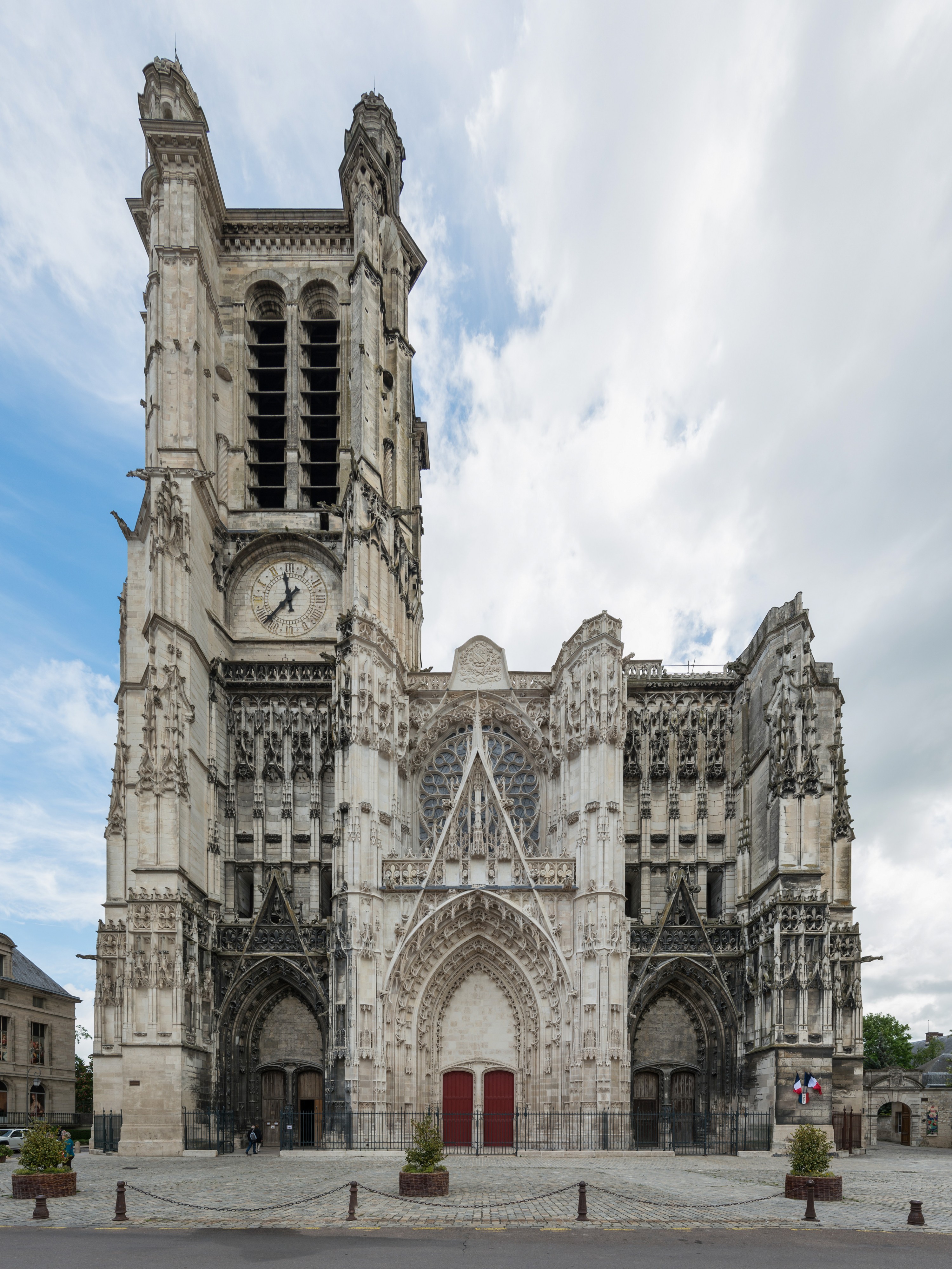 Cathédrale Saint-Pierre-et-Saint-Paul, Troyes, West view 20140509 1