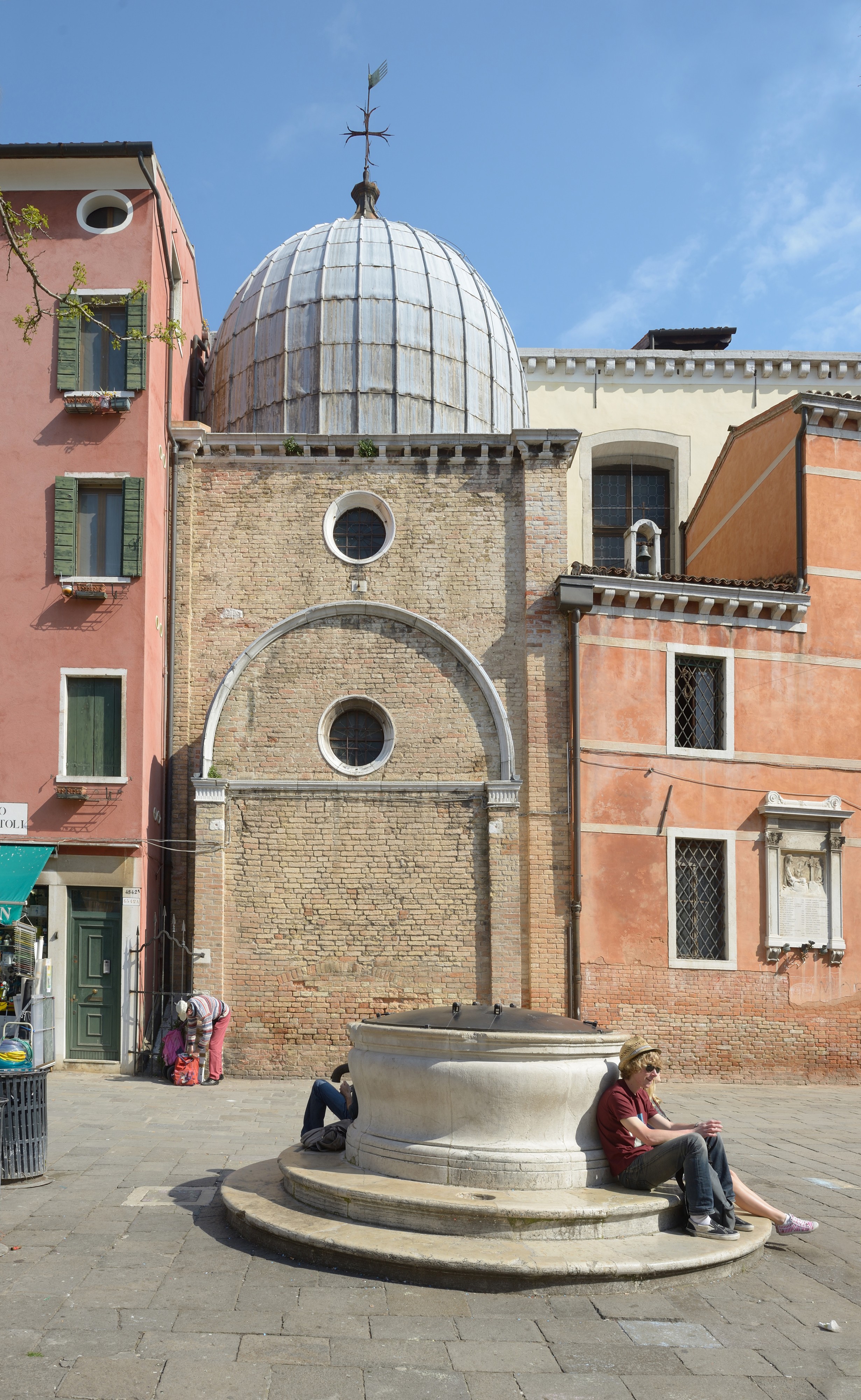 Chiesa degli Apostoli a Venezia con vera da pozzo