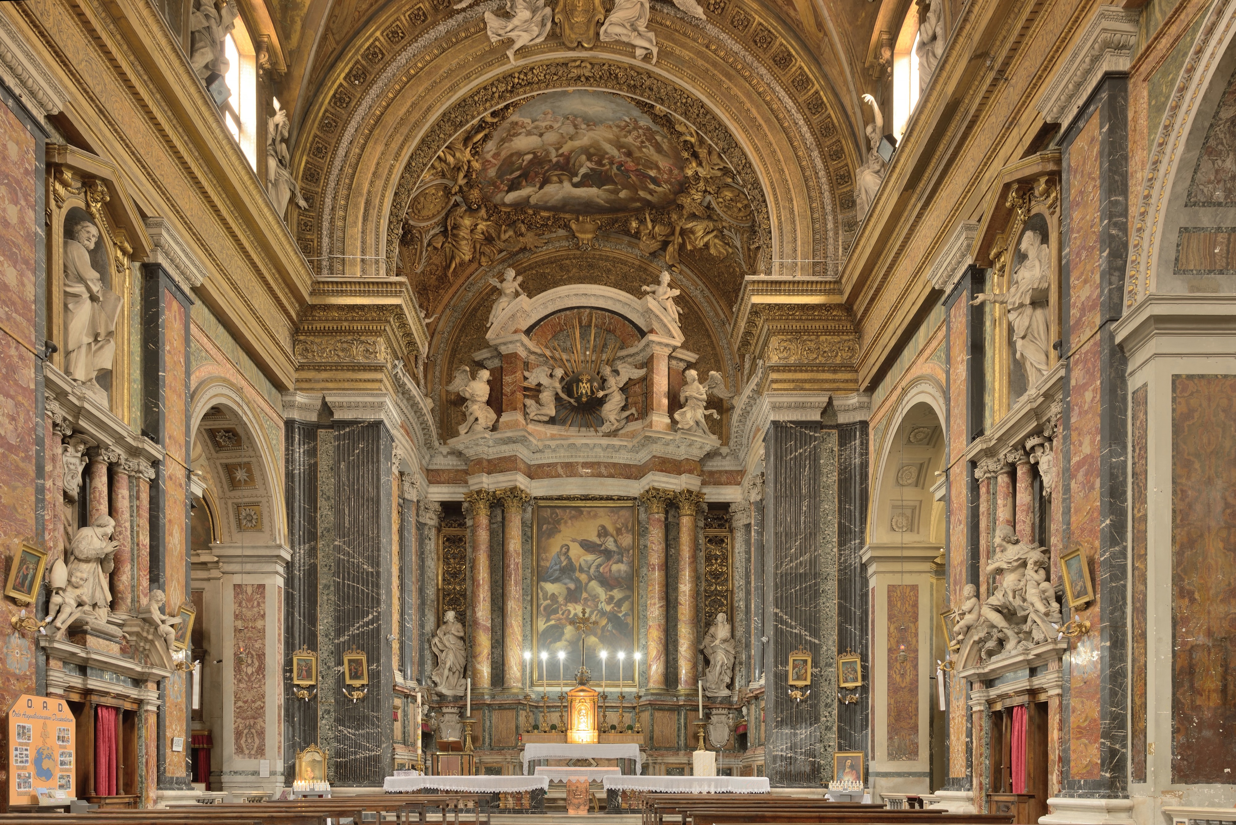 Chiesa di Gesù e Maria interno Roma