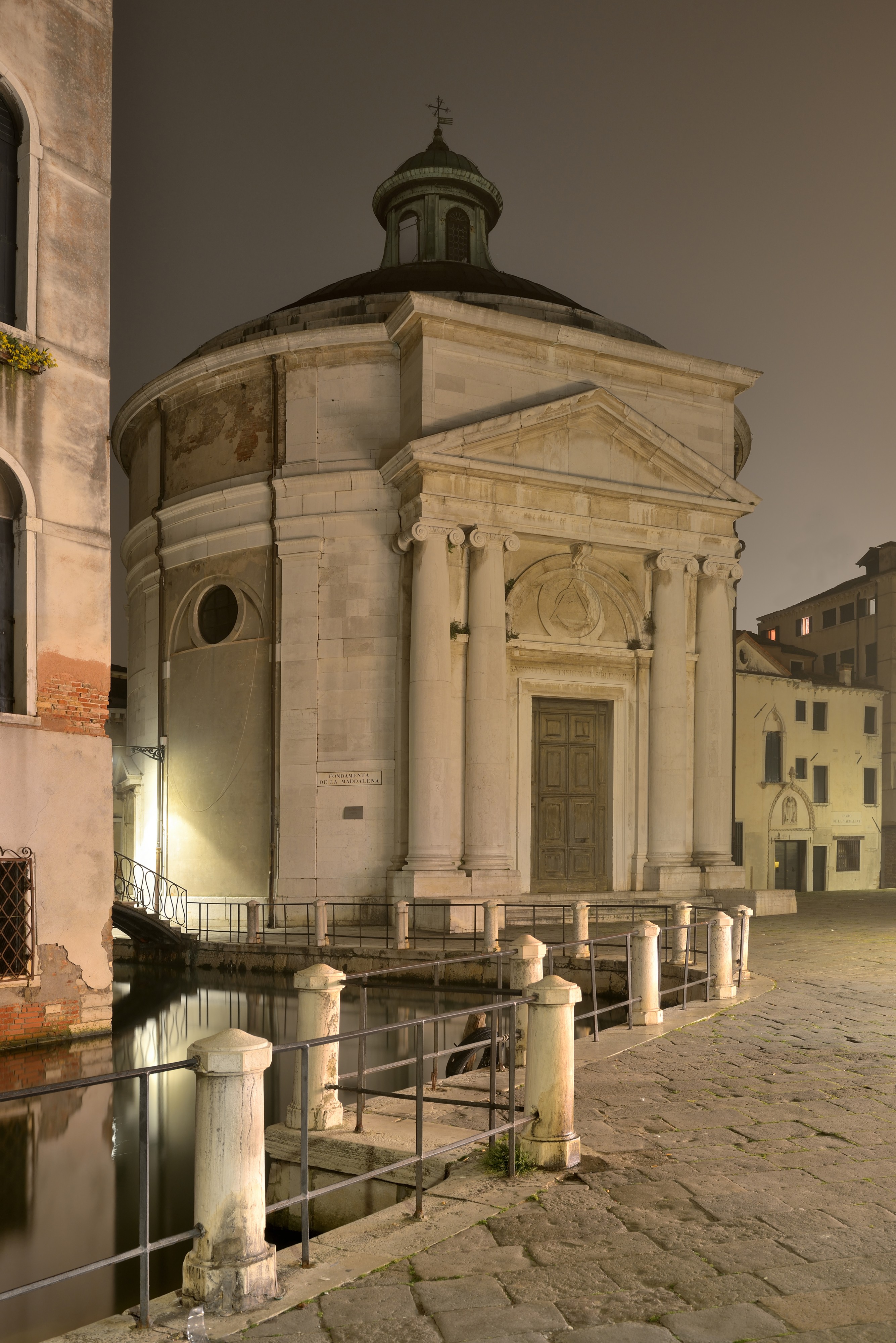 Chiesa La Maddalena a Venezia notte
