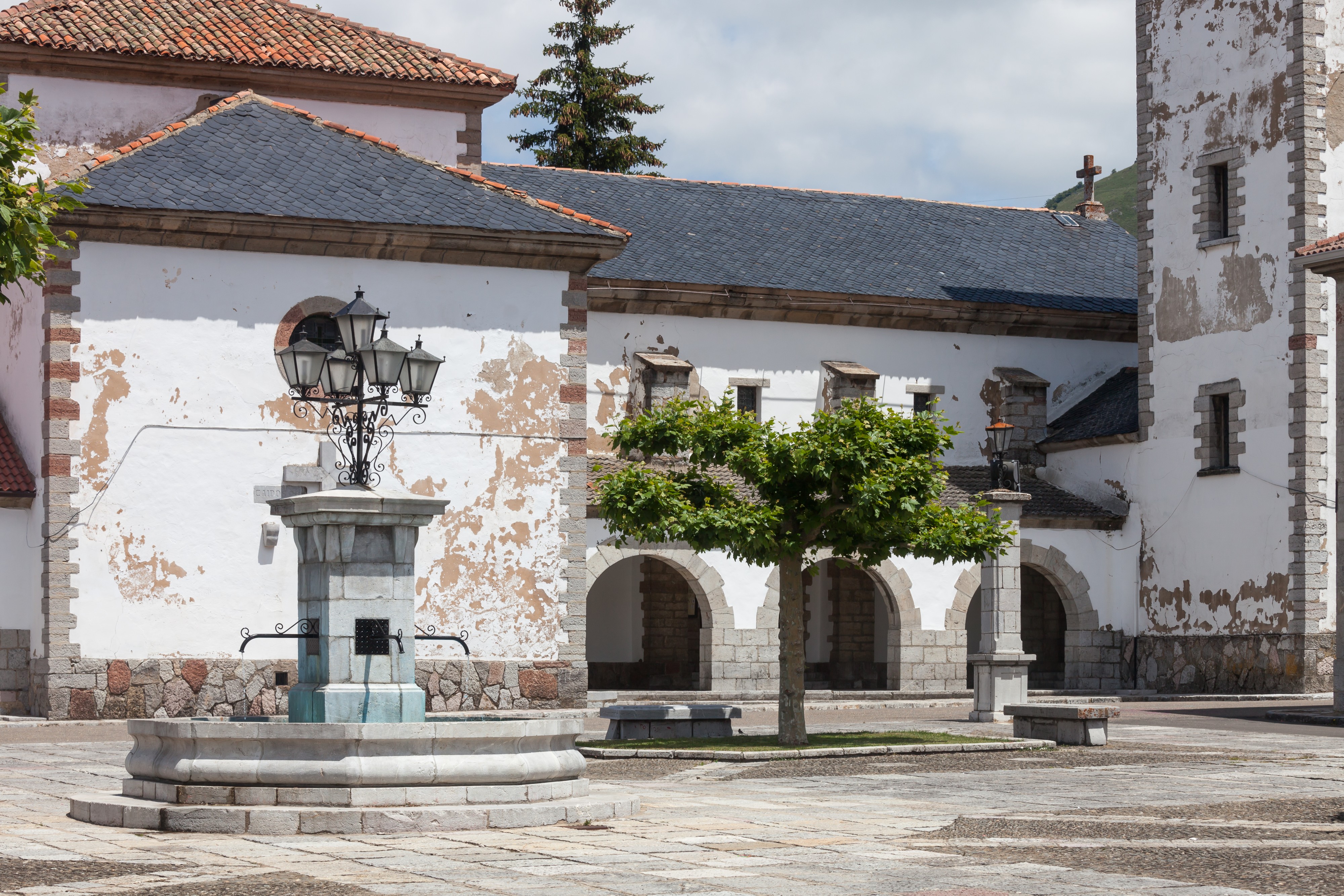 Fonte e entrada lateral da igrexa de Villamanín de la Tercia. León-17