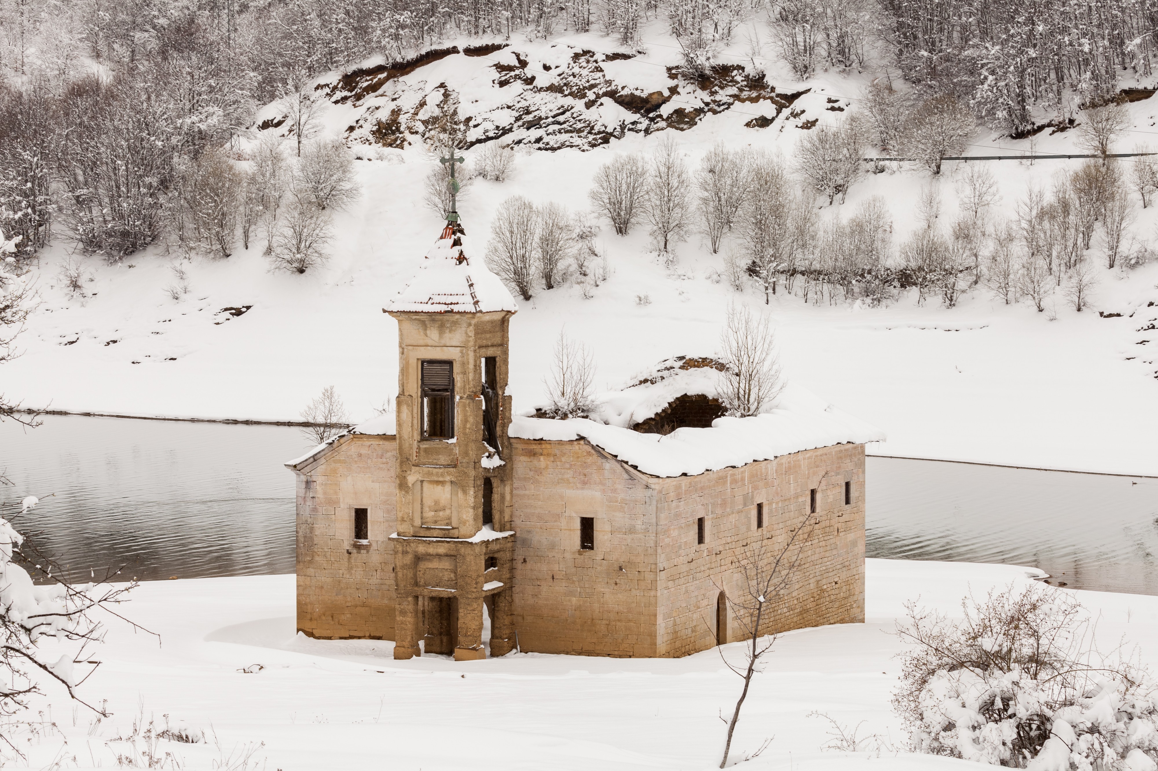 Iglesia sumergida de San Nicolás, lago Mavrovo, Macedonia, 2014-04-17, DD 13