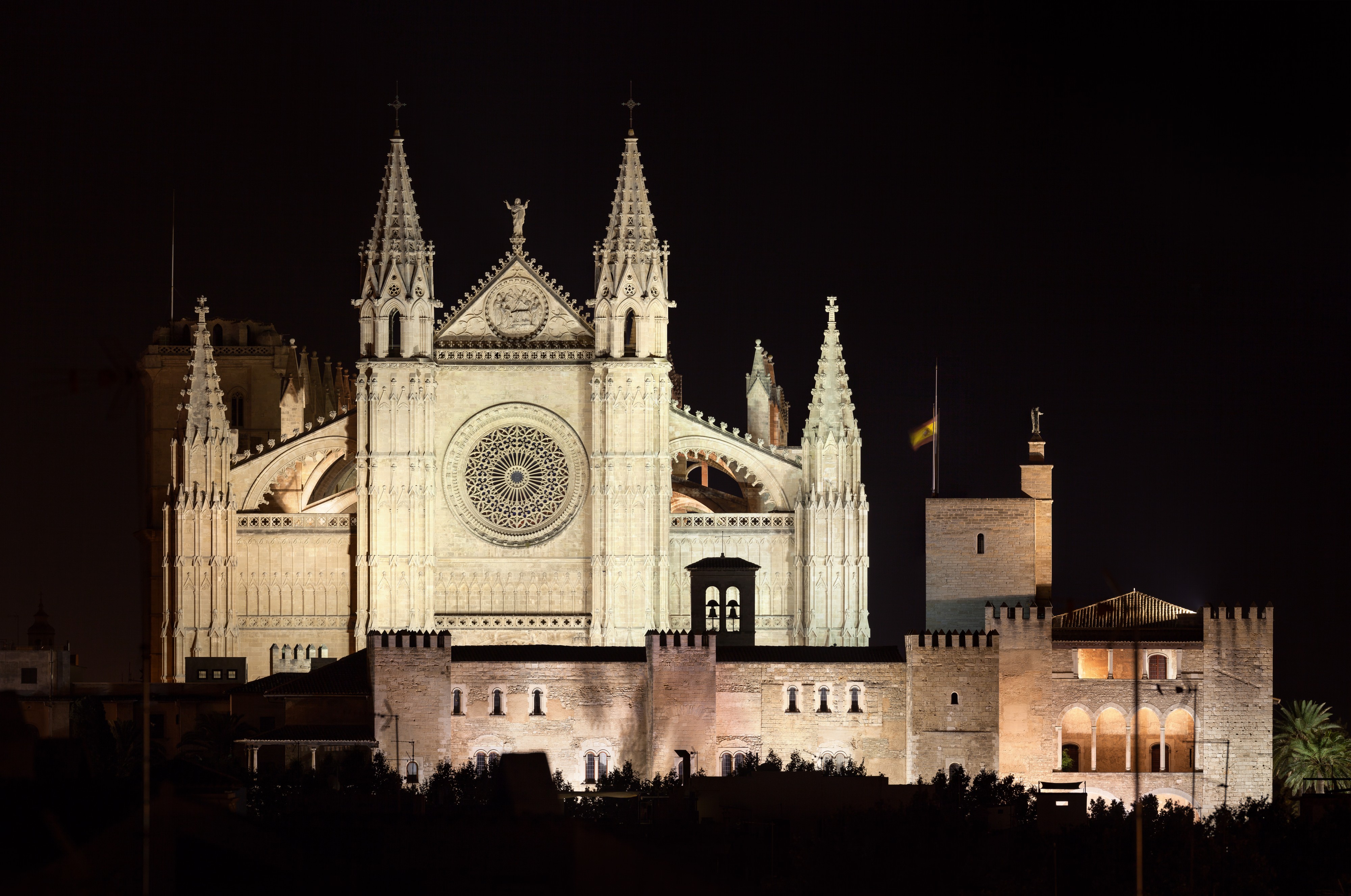 Kathedrale von Palma mit La Almudaina nachts