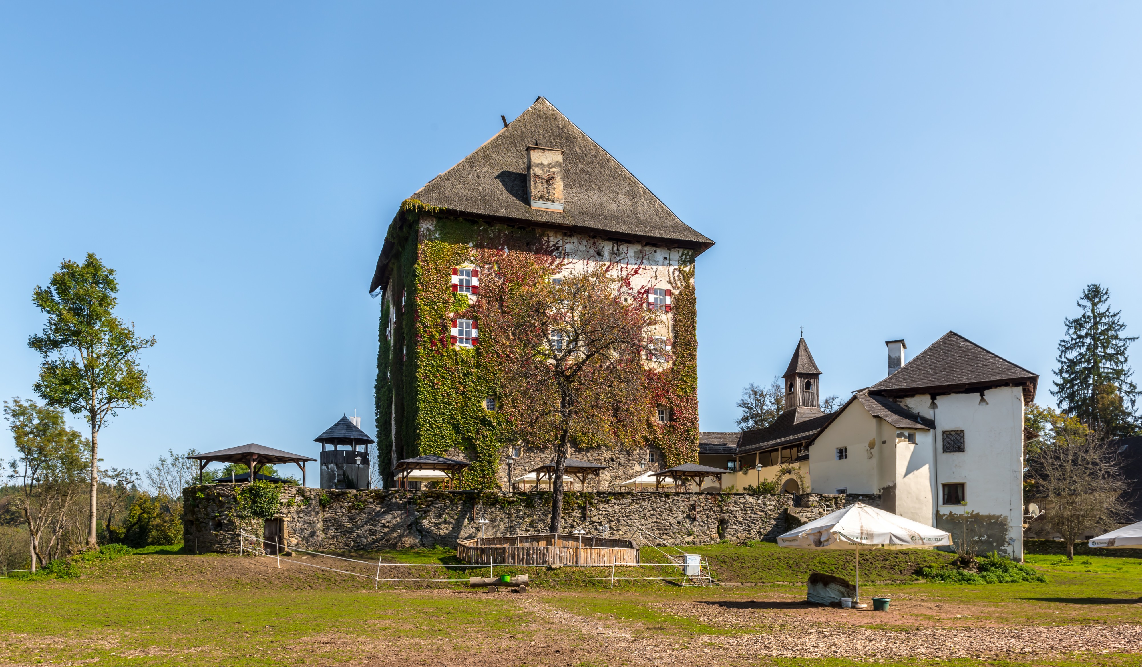 Moosburg Schloss 1 Schloss mit Kapelle und Süd-Flügel West-Ansicht 02102017 1281