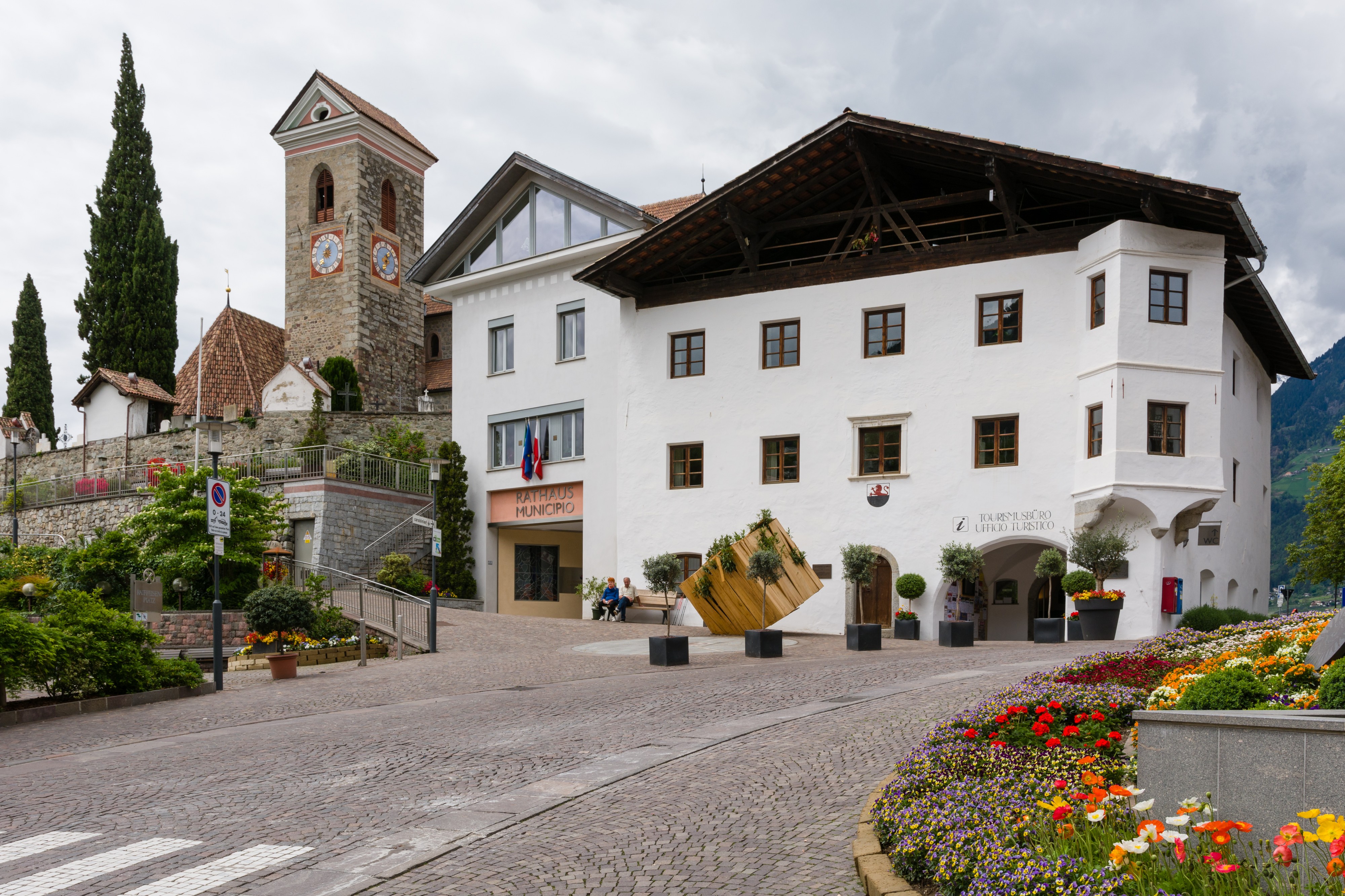 Ortszentrum Schenna mit Pfarrkirche Rathaus und Tourismusbuero 2015