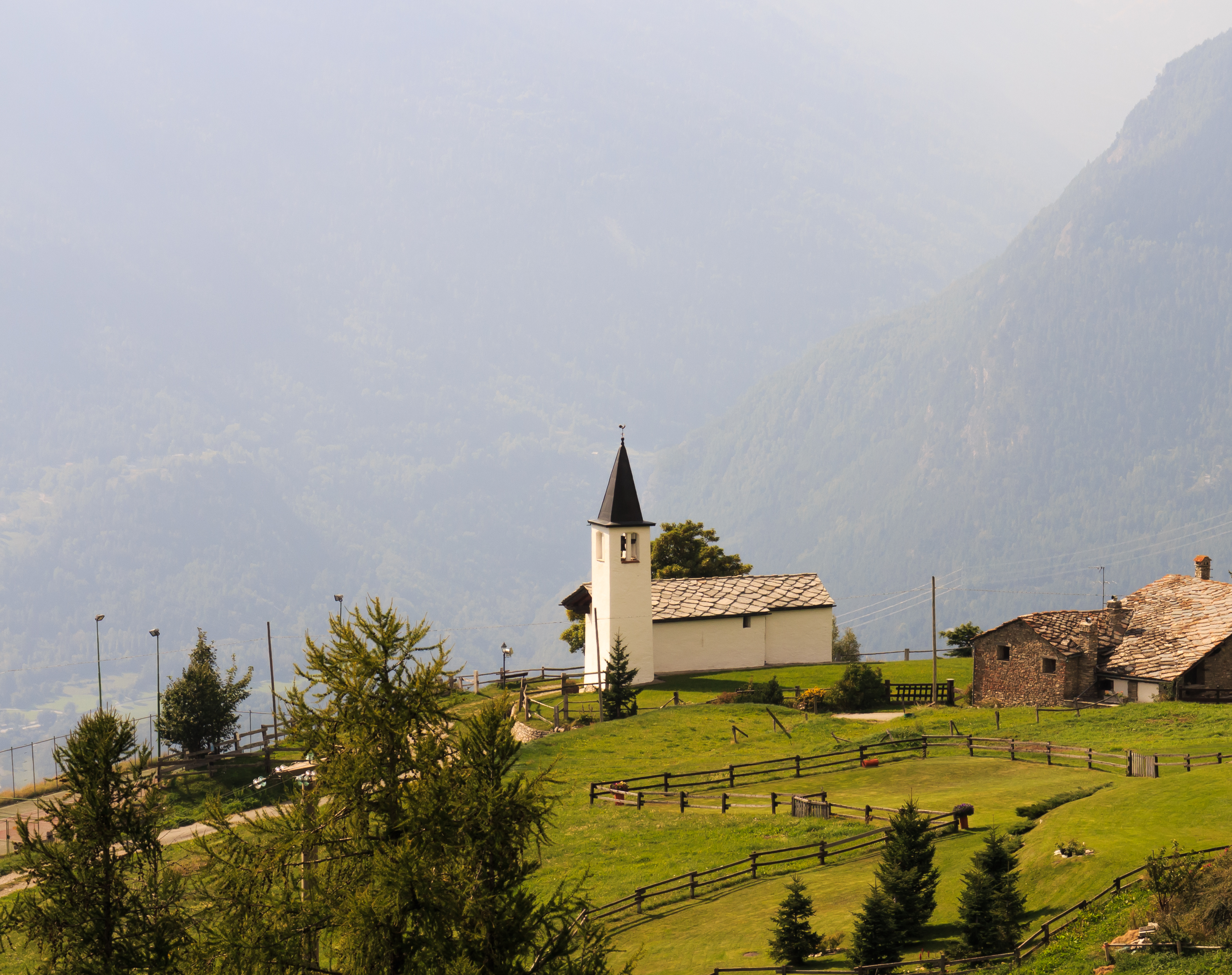 Vetan, Valle d'Aosta (1708m). Kerkje boven Vetan 02