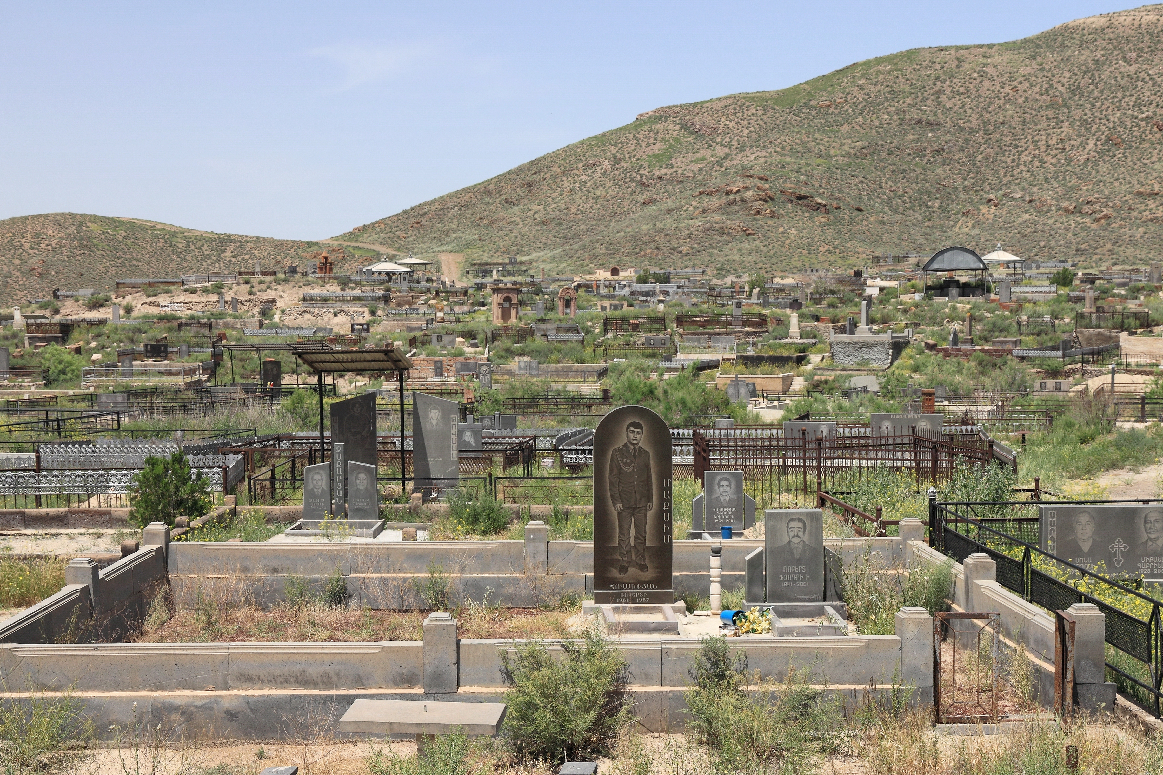 2014 Prowincja Ararat, Cmentarz obok klasztoru Chor Wirap (07)