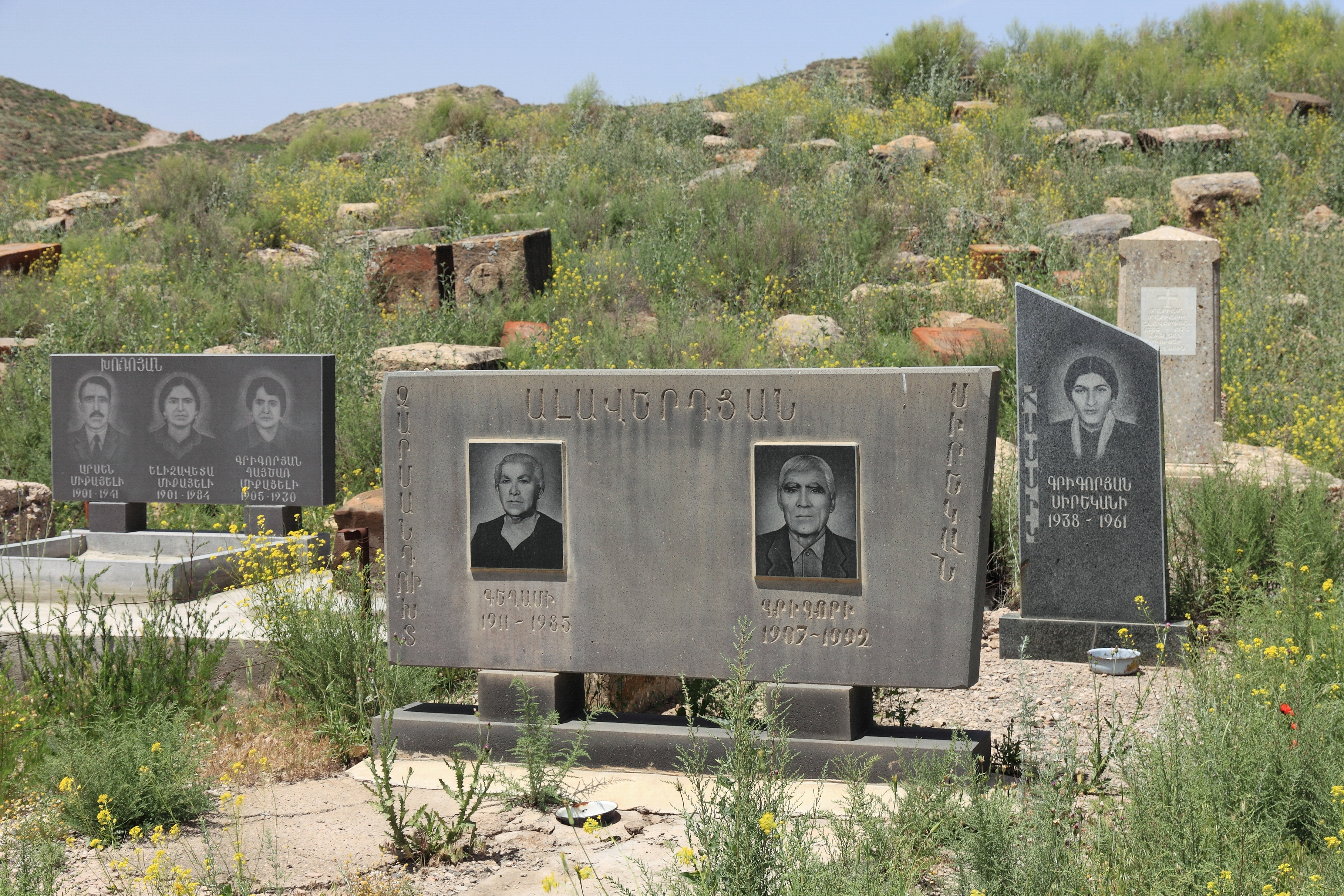 2014 Prowincja Ararat, Cmentarz obok klasztoru Chor Wirap (11)