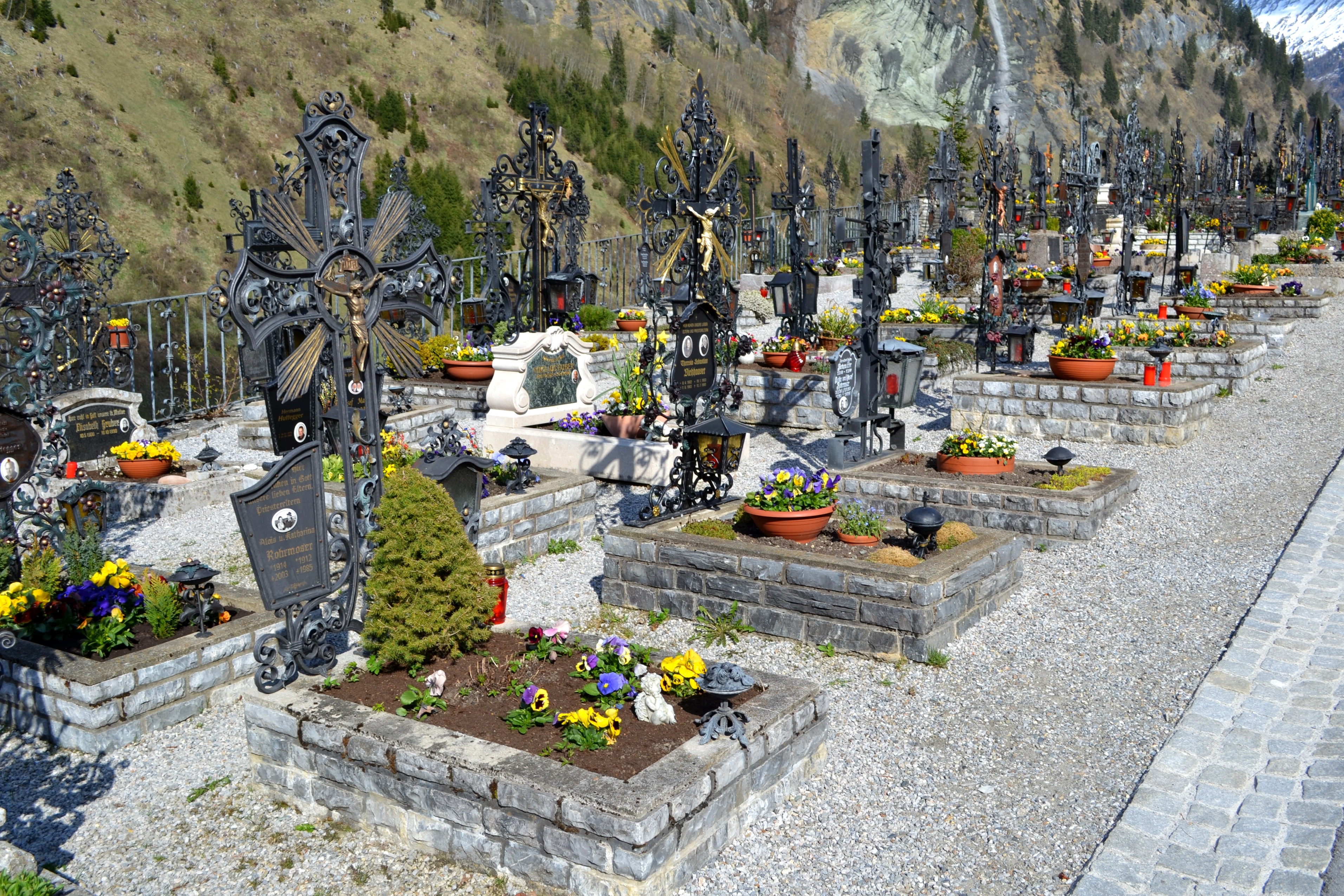 Hüttschlag - Friedhof vor der Pfarrkirche
