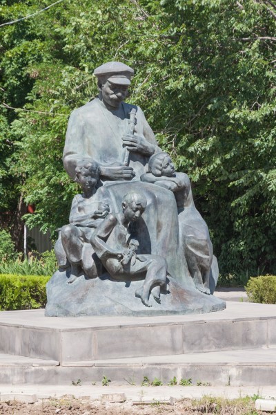 2014 Prowincja Szirak, Giumri, Pomnik dziadka z dziećmi (02)