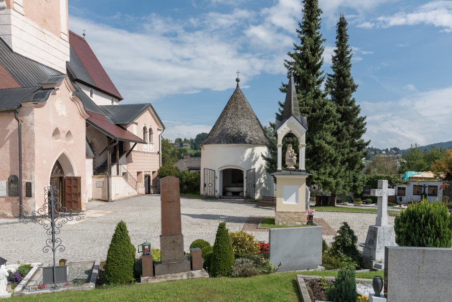Feldkirchen Friedhof mit Stadtpfarrkirche Karner und Bildstock Maria im Dorn 15092015 7403