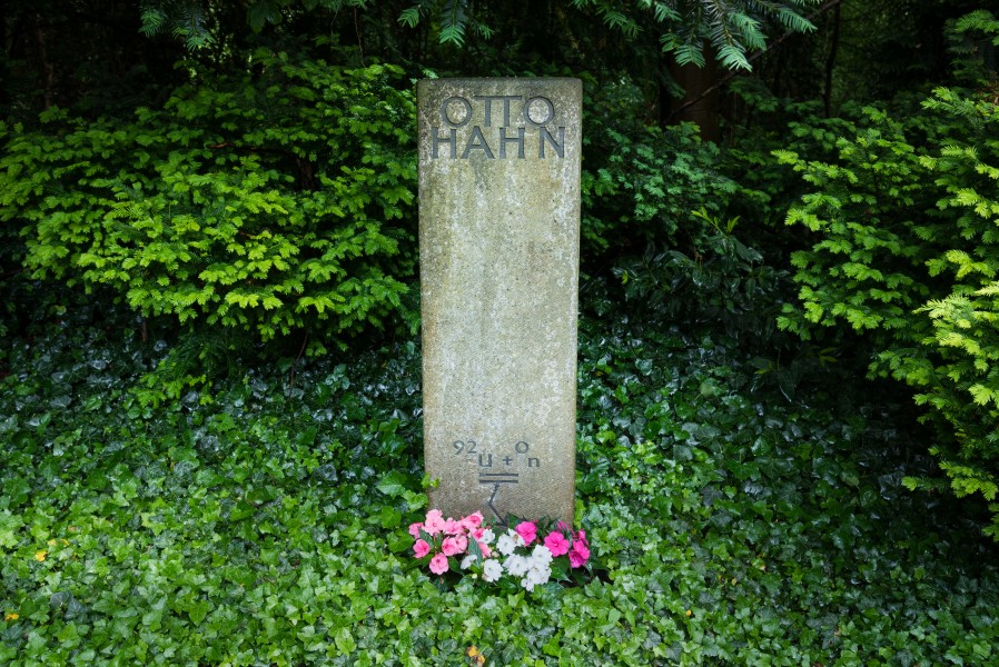 Grave of Otto Hahn at Stadtfriedhof Göttingen 2017 01