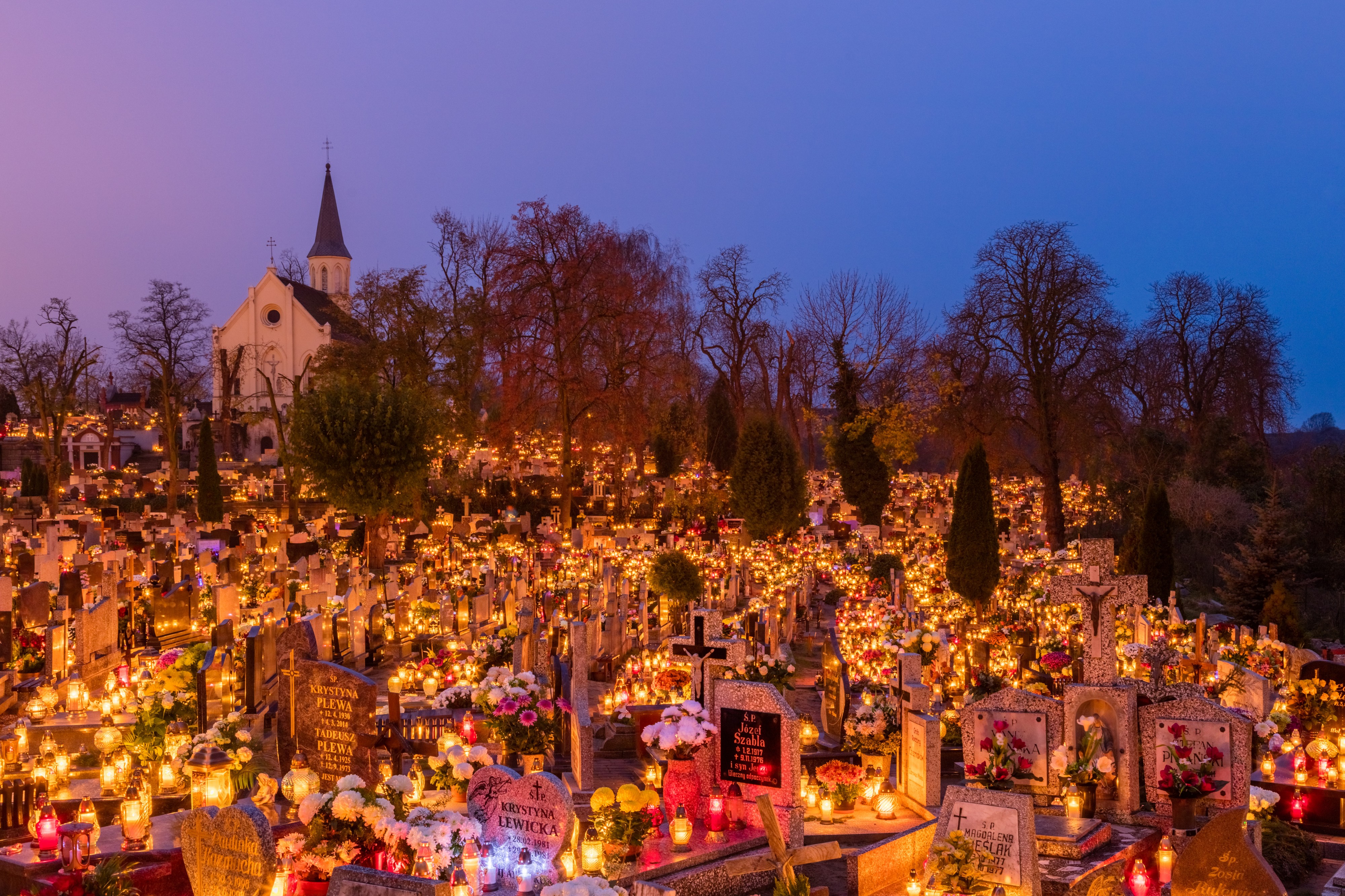 Celebración de Todos los Santos, cementerio de la Santa Cruz, Gniezno, Polonia, 2017-11-01, DD 10-12 HDR